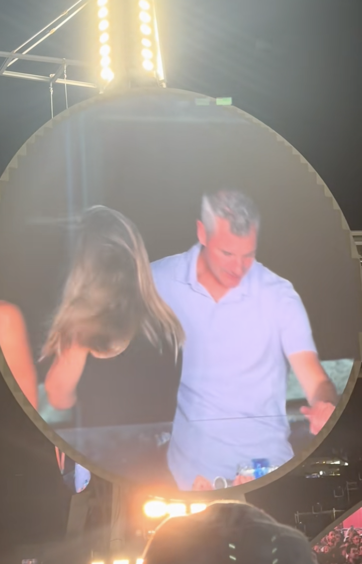 Kristin Cabot dreht der Kamera den Rücken zu, während Andy Byron sich während des Coldplay-Konzerts in Boston am 16. Juli 2025 duckt | Quelle: TikTok/@instaagraace