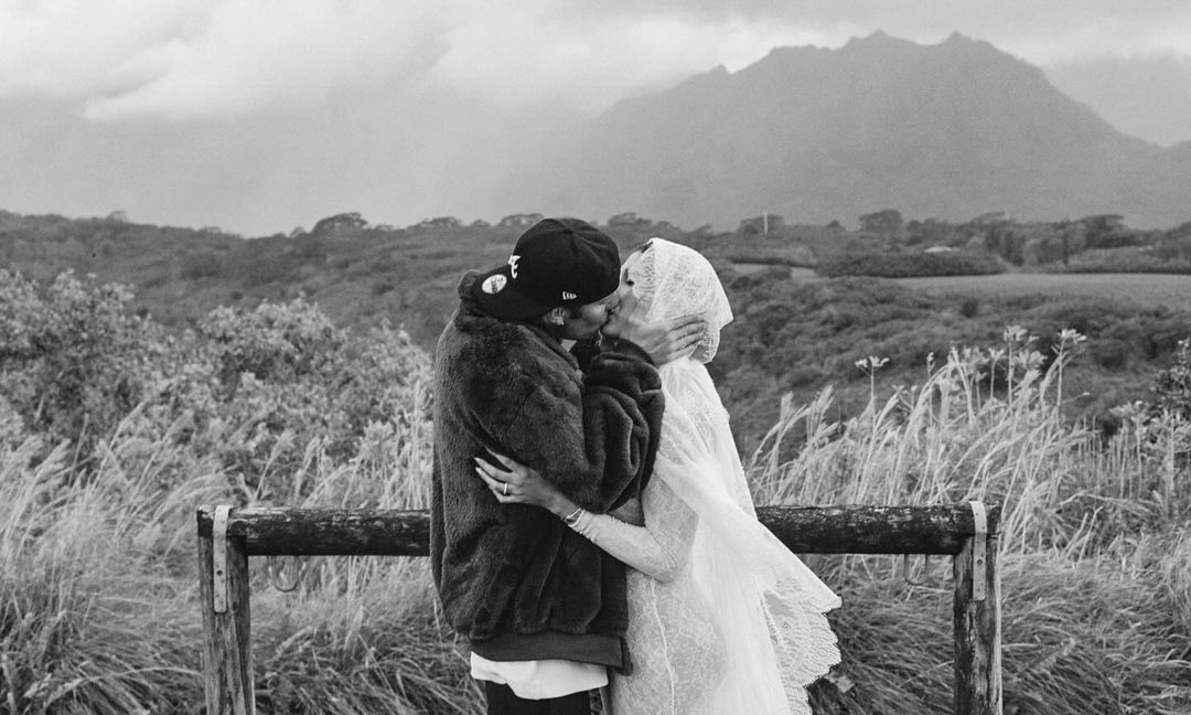 Hailey und Justin Bieber teilen ihre Erneuerung des Eheversprechens in einem Instagram-Post vom 9. Mai 2024 | Quelle: Instagram/justinbieber/