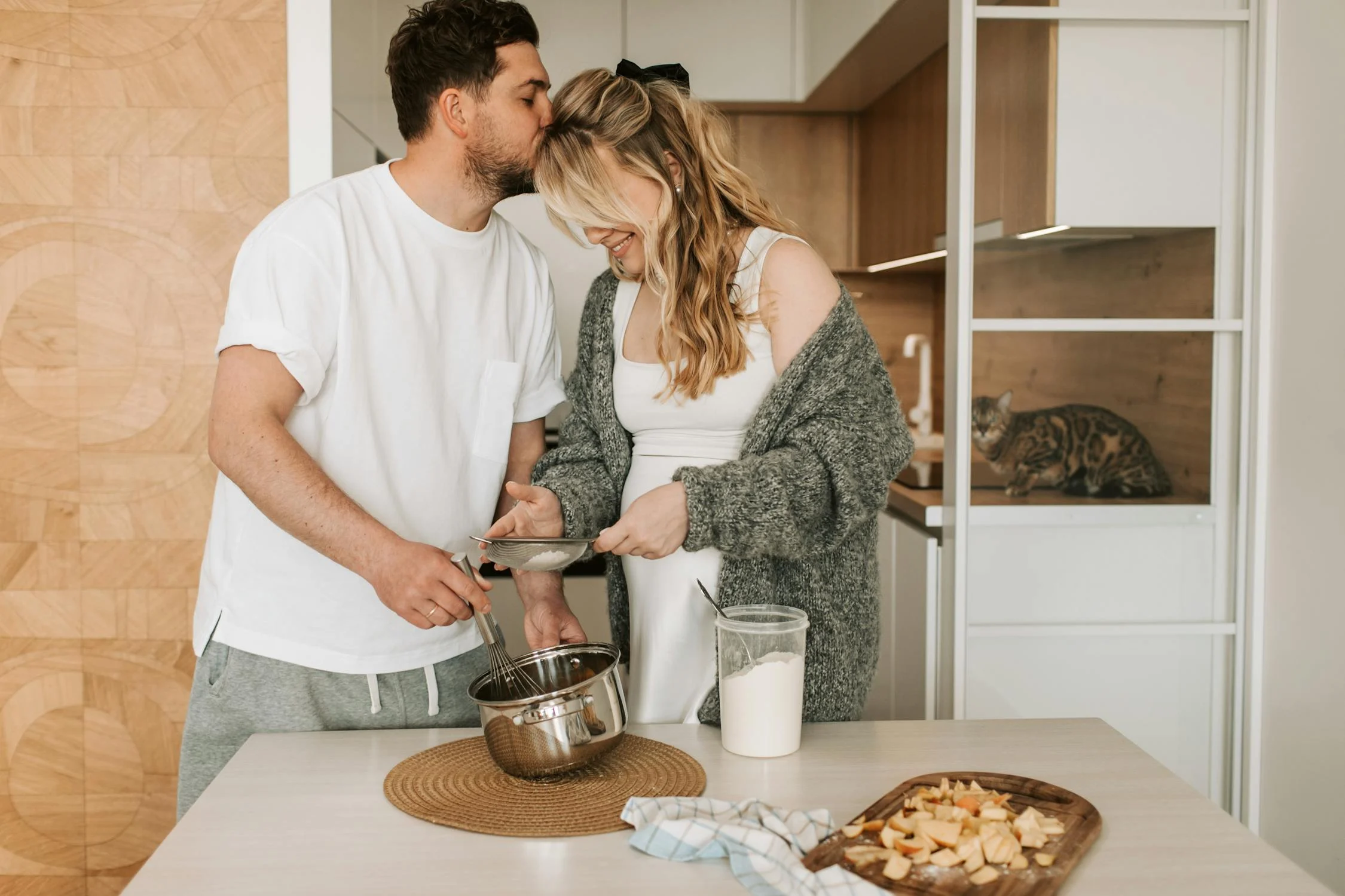 Ein glückliches Paar beim Kochen | Quelle: Pexels