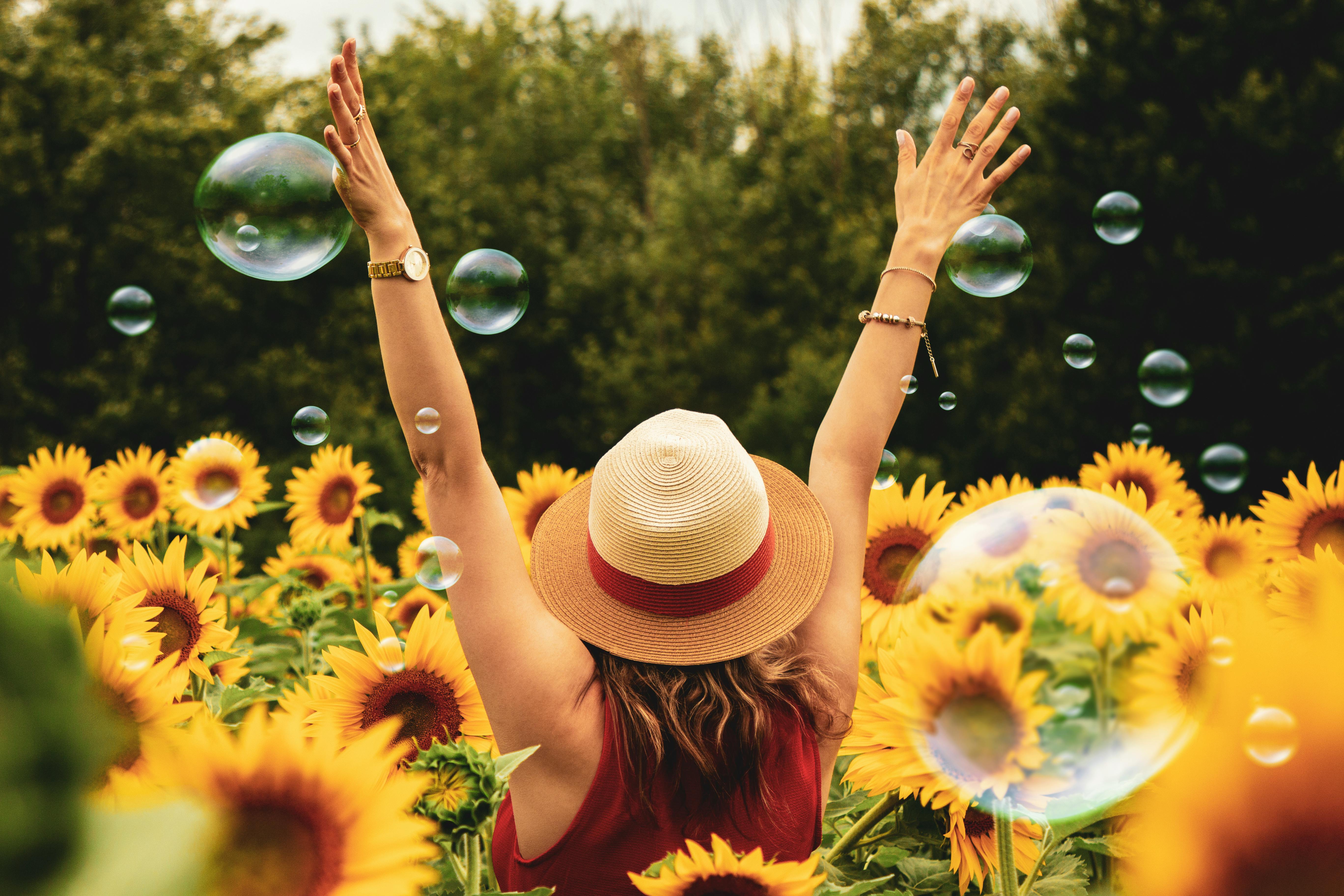 Eine glückliche Frau in einem Feld voller Sonnenblumen | Quelle: Pexels