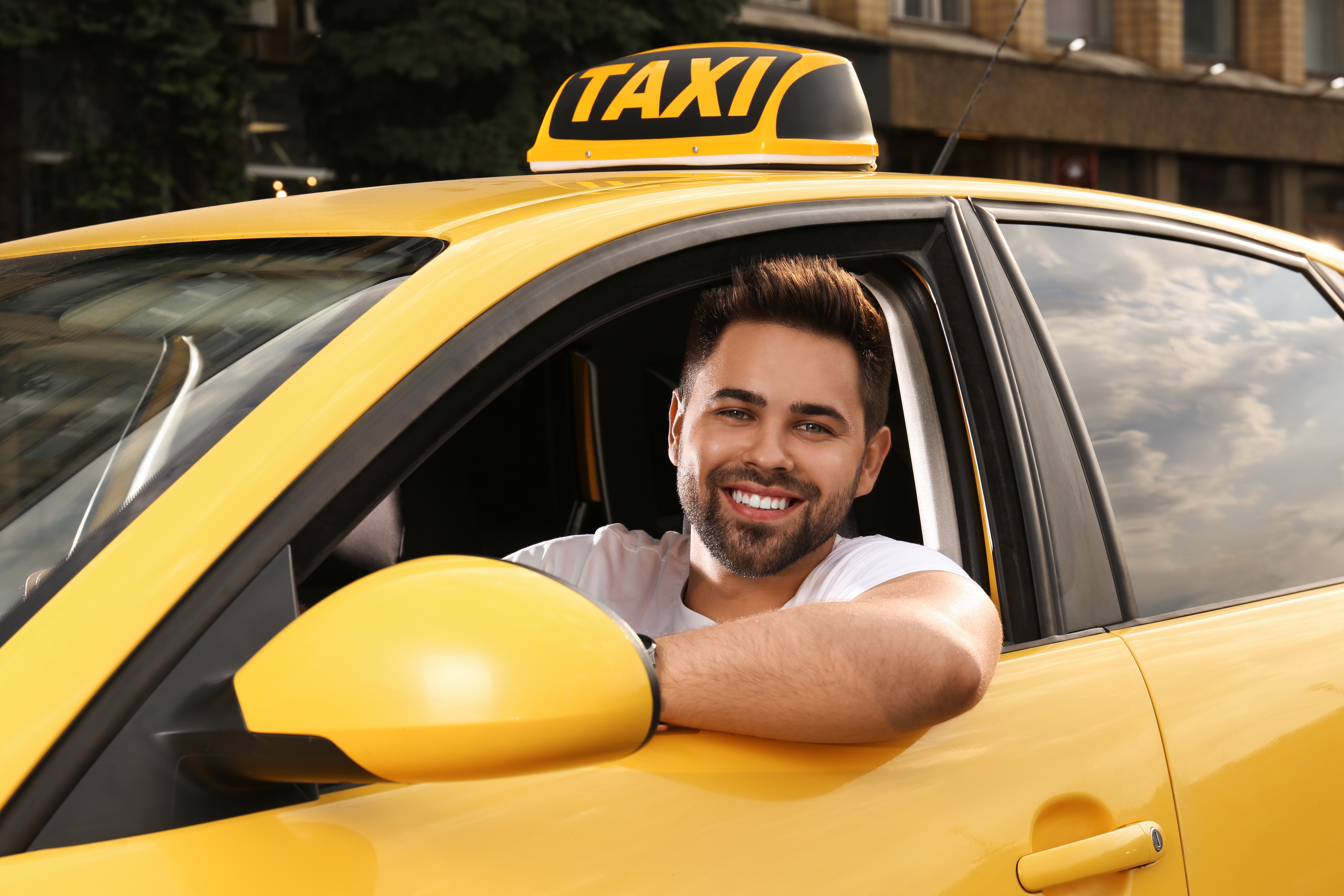 Ein männlicher Taxifahrer in einem gelben Taxi | Quelle: Shutterstock