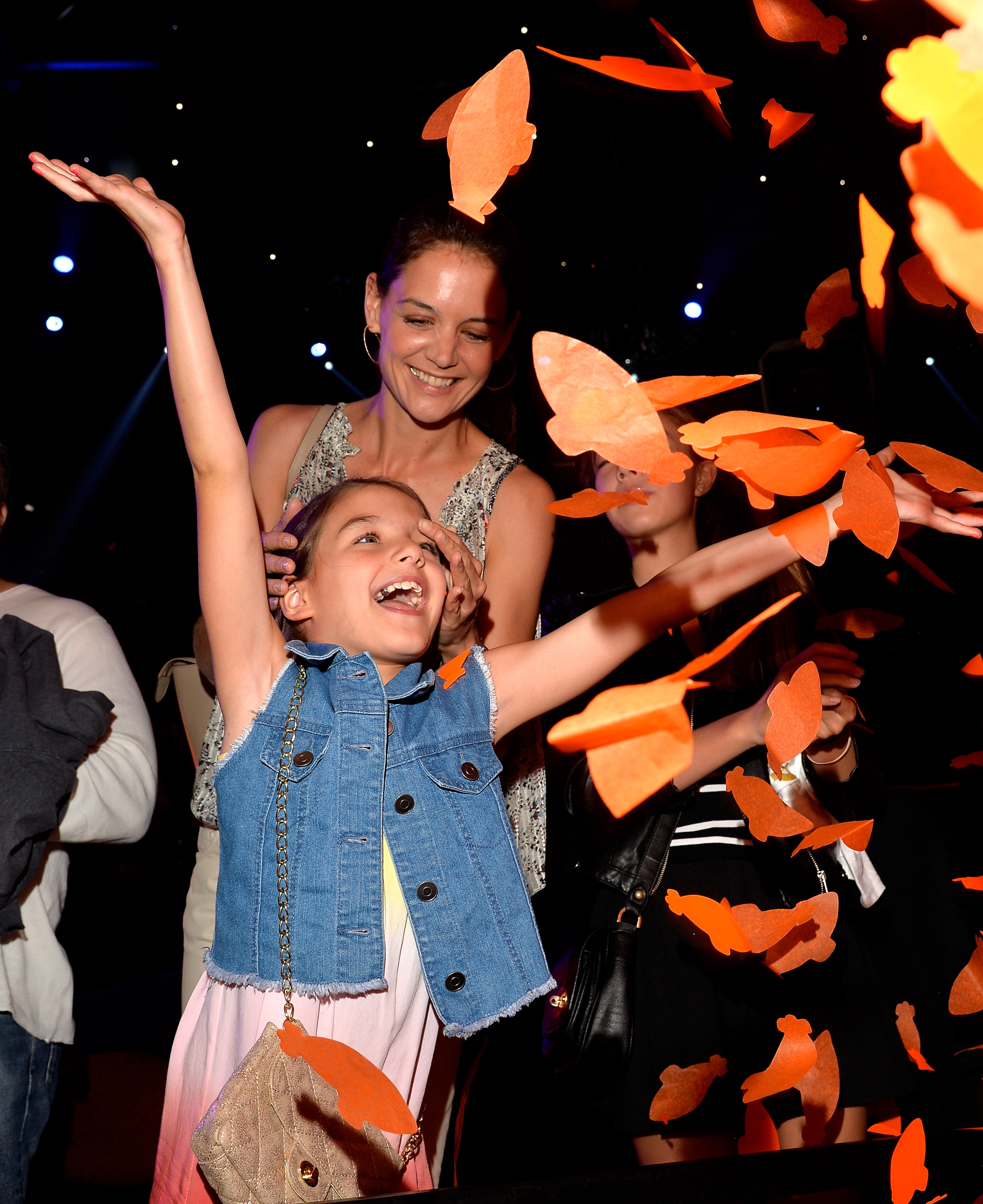 Katie Holmes lächelt Suri Cruise während der 28. Annual Kids' Choice Awards von Nickelodeon in Kalifornien am 28. März 2015 an | Quelle: Getty Images