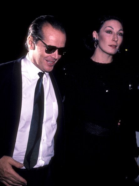 Jack Nicholson und Anjelica Huston besuchen die Premiere von "Terms Of Endearment". | Quelle: Getty Images