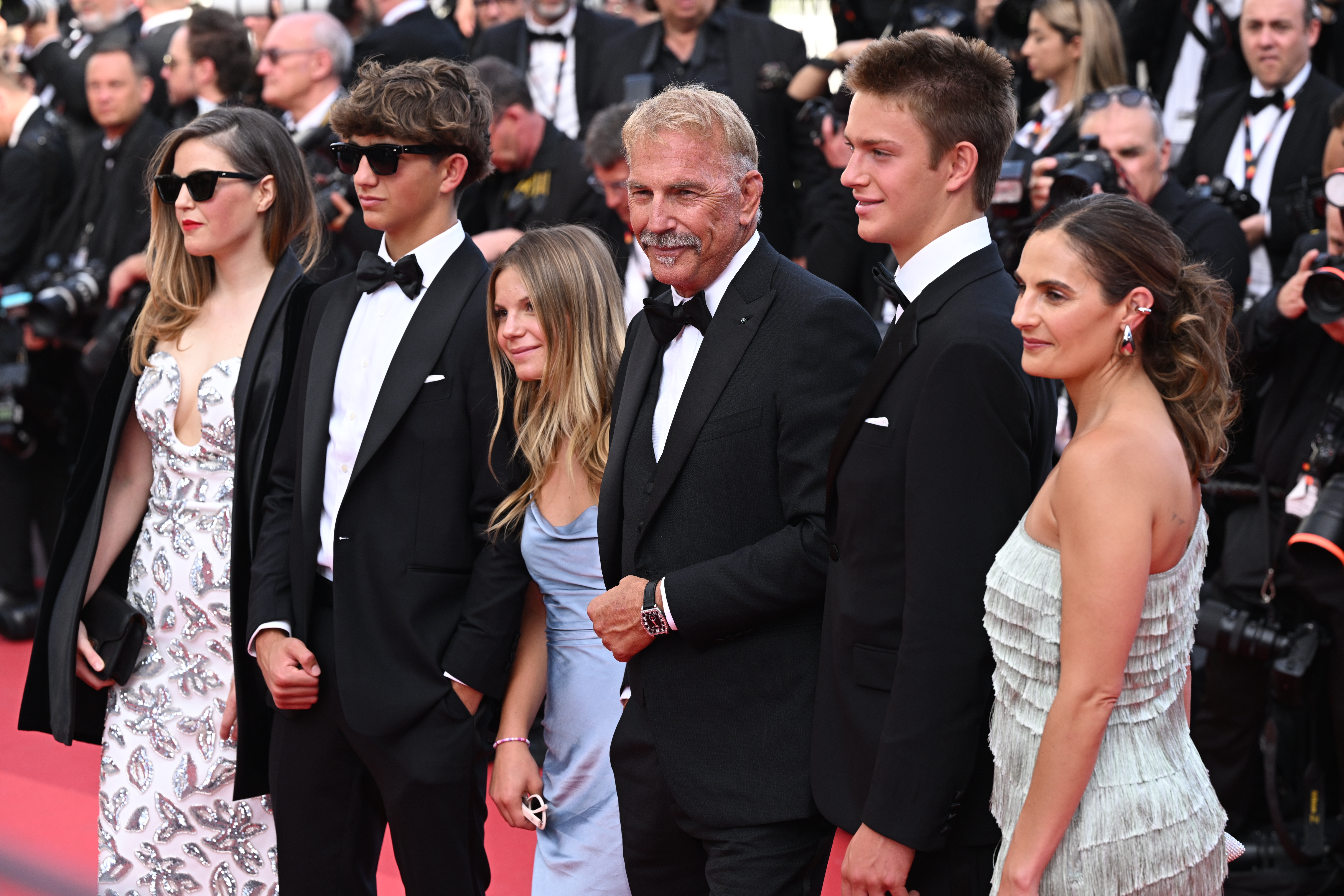 Kevin Costner mit seinen Kindern Annie, Cayden, Grace, Hayes und Lily Costner bei den Filmfestspielen in Cannes, Frankreich am 19. Mai 2024 | Quelle: Getty Images