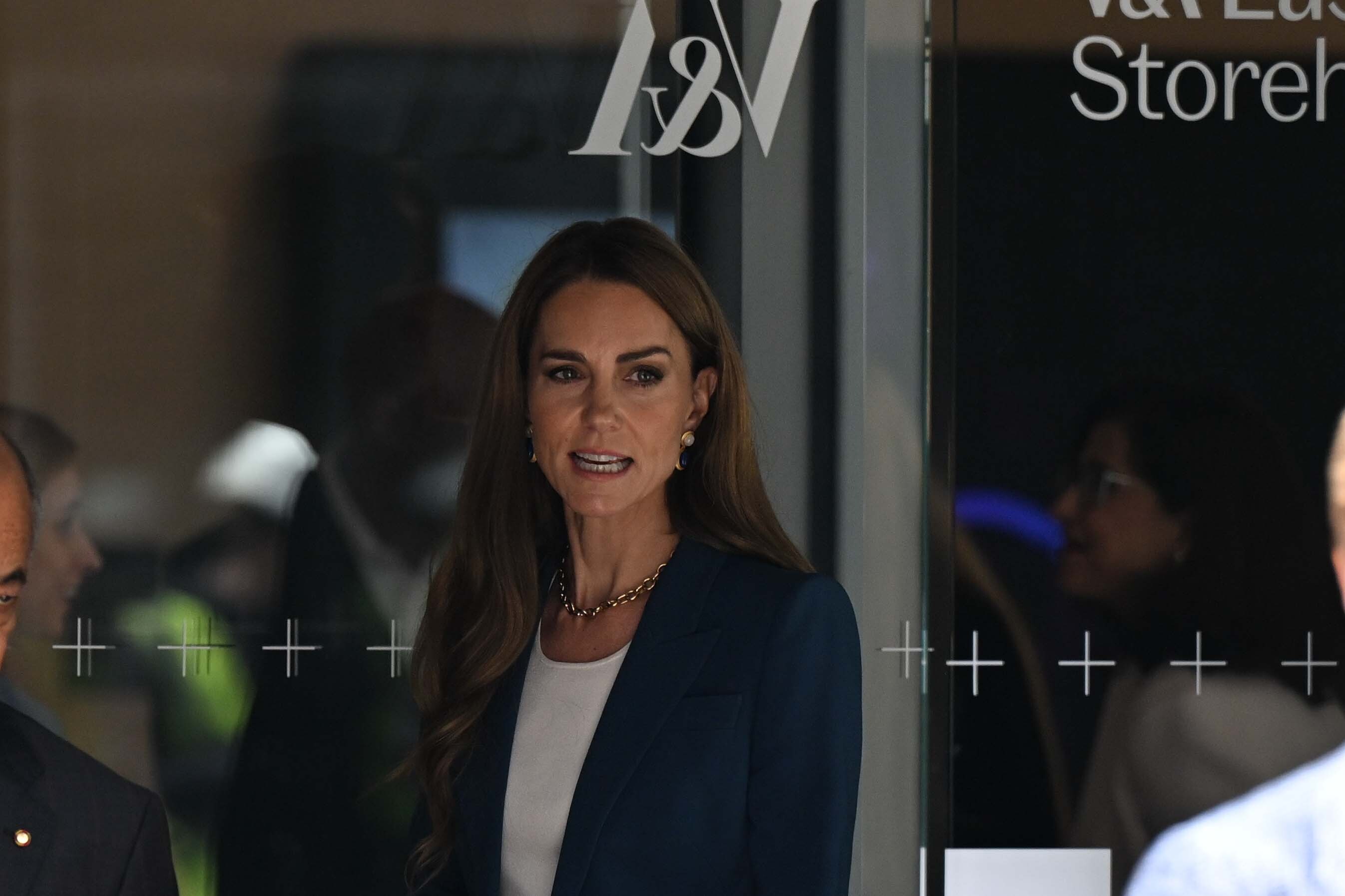 Prinzessin Catherine kommt am 10. Juni 2025 im V&A East Storehouse im Osten Londons an. Sie trägt einen maßgeschneiderten königsblauen Anzug und eine auffällige Halskette, als sie sich auf die Besichtigung der innovativen neuen öffentlichen Sammlungen des Museums vorbereitet.