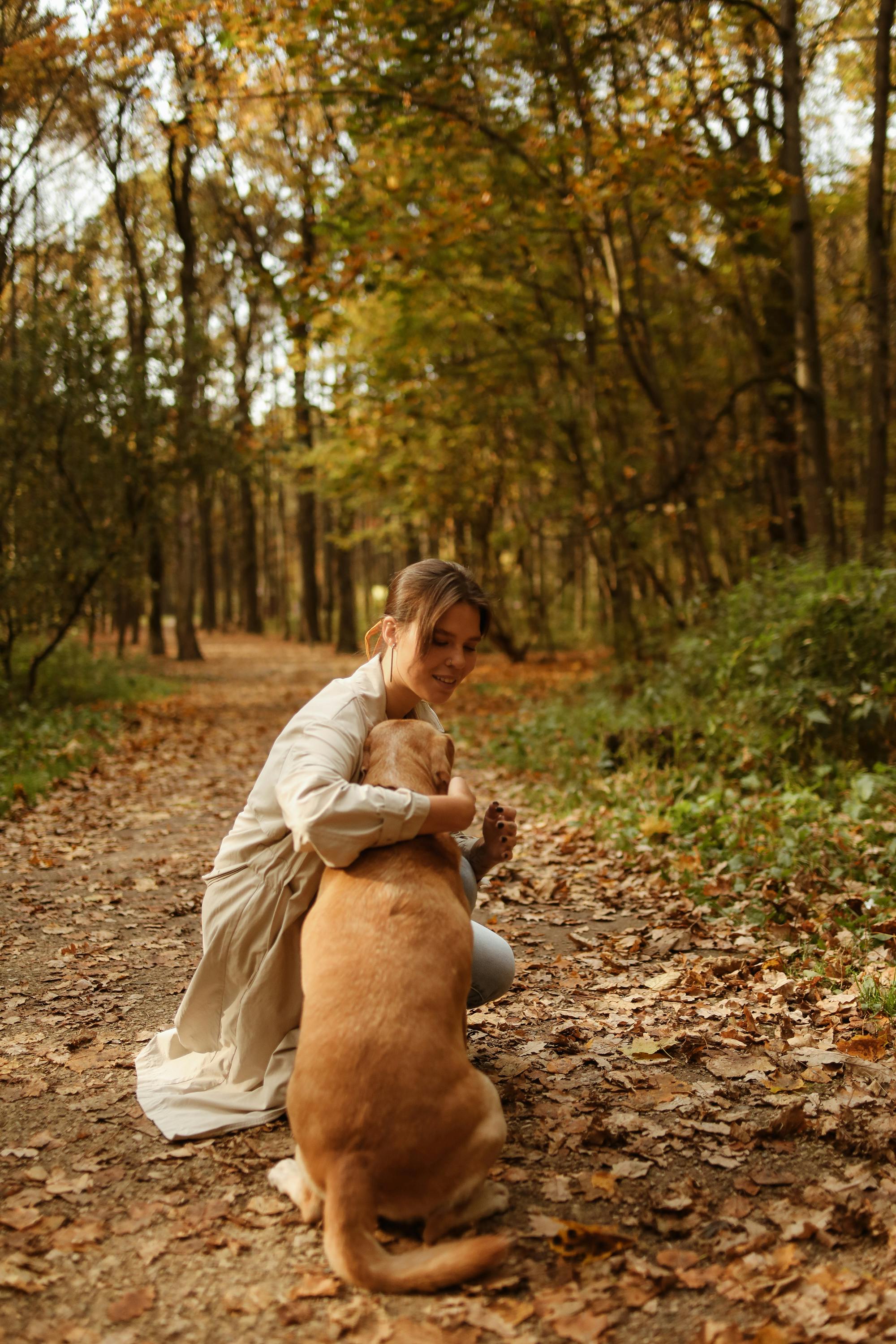 Eine Frau mit ihrem Hund | Quelle: Unsplash