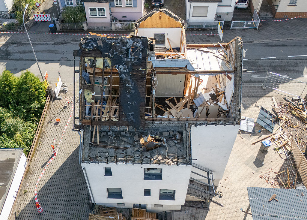 20. August 2026, Hessen, Solms: An mehreren Häusern in Solms-Oberndorf sind nach einem mutmaßlichen Tornado schwere Schäden zu erkennen | Quelle: Getty Images