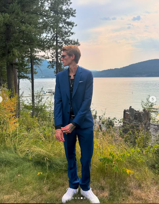 Presley Gerber posiert in einem blauen Anzug während eines Ausflugs ans Seeufer im Jahr 2024 und zeigt damit eine persönlichere Seite des Models, abseits des Laufstegs und der Modeveranstaltungen. | Quelle: Instagram/presleygerber