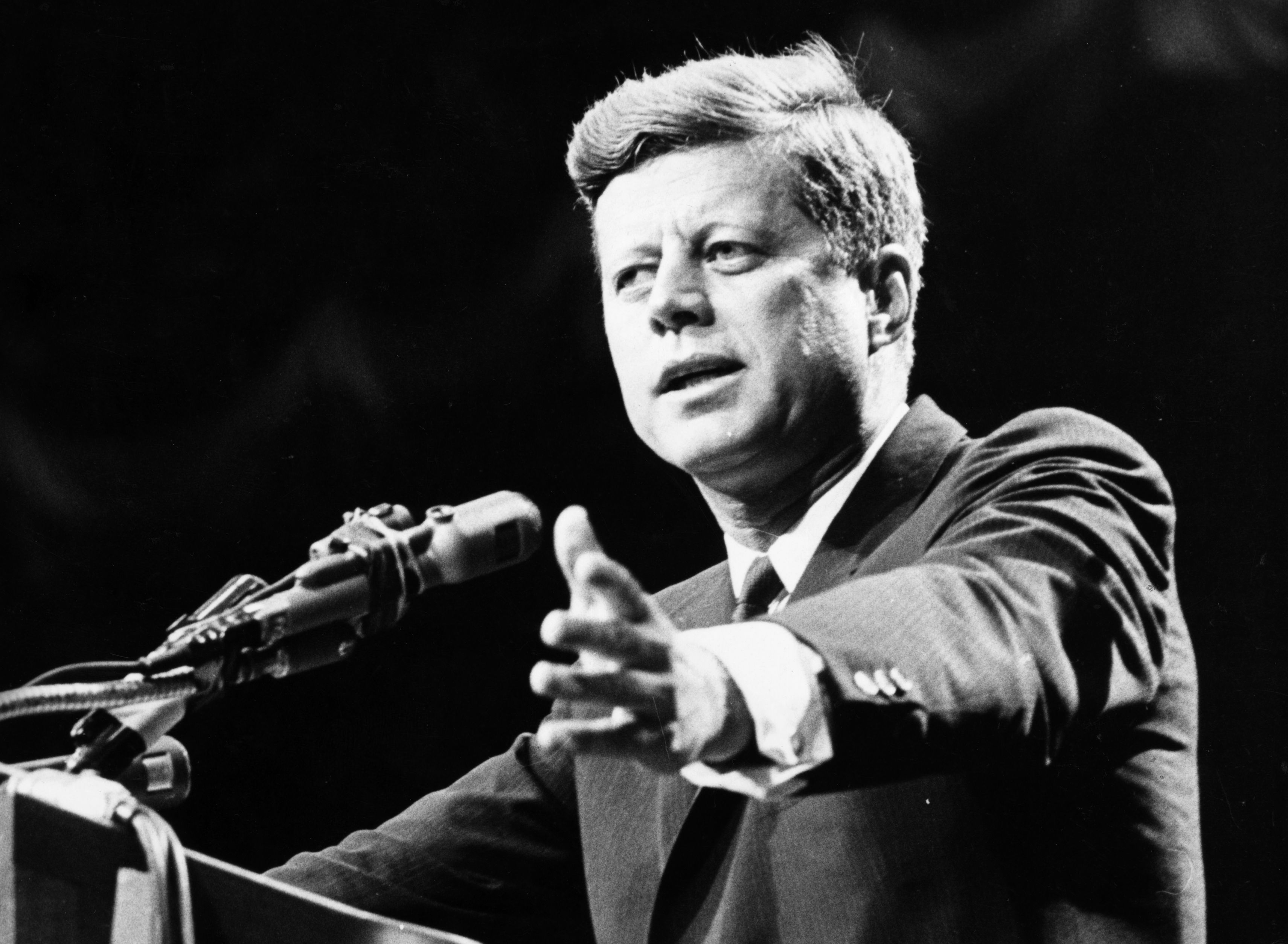 Der verstorbene Präsident John F. Kennedy bei einer Rede im Jahr 1962. | Quelle: Getty Images