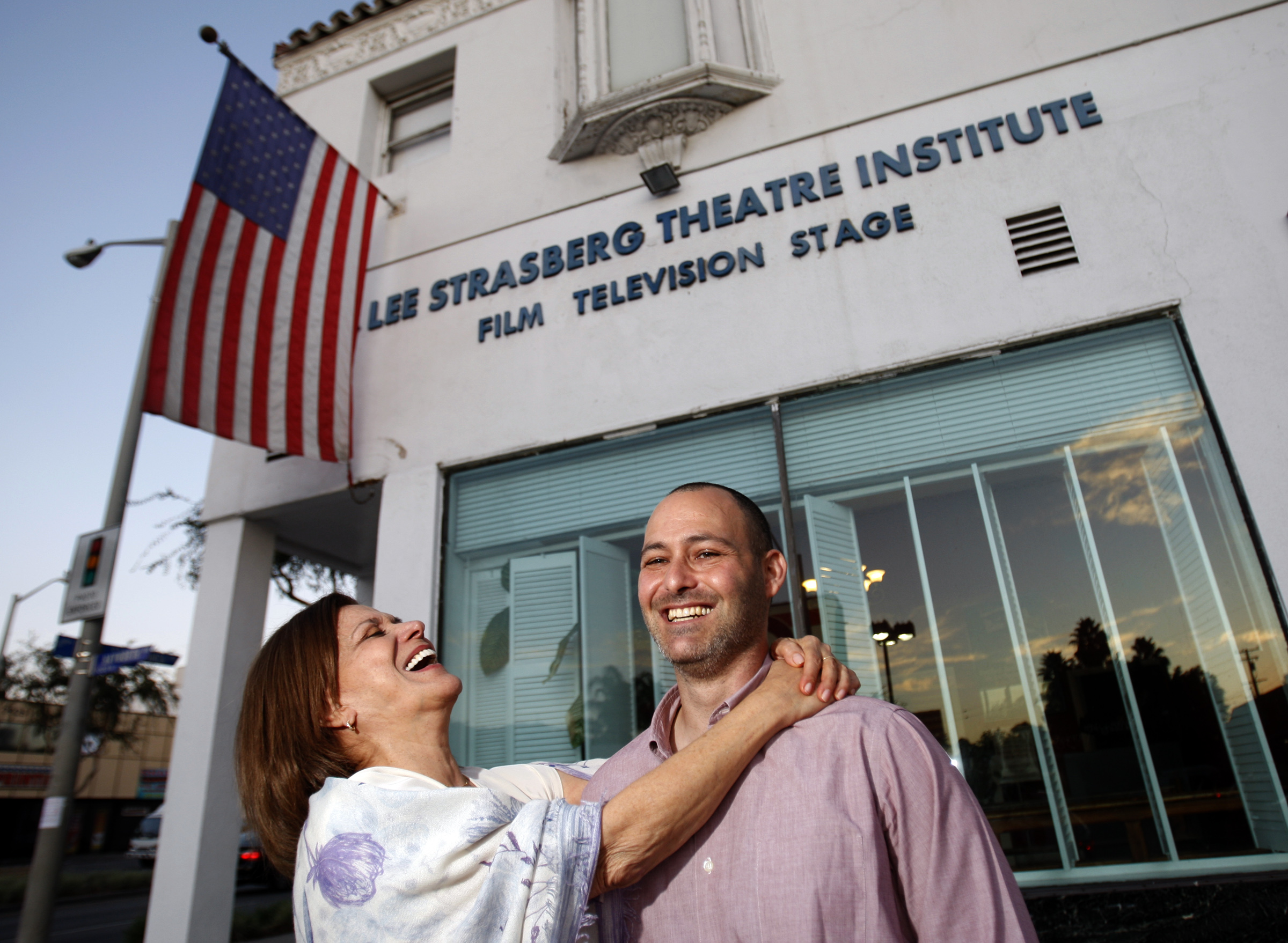 Anna und David Strasberg vor dem Lee Strasberg Institute am 3. November 2009 | Quelle: Getty Images