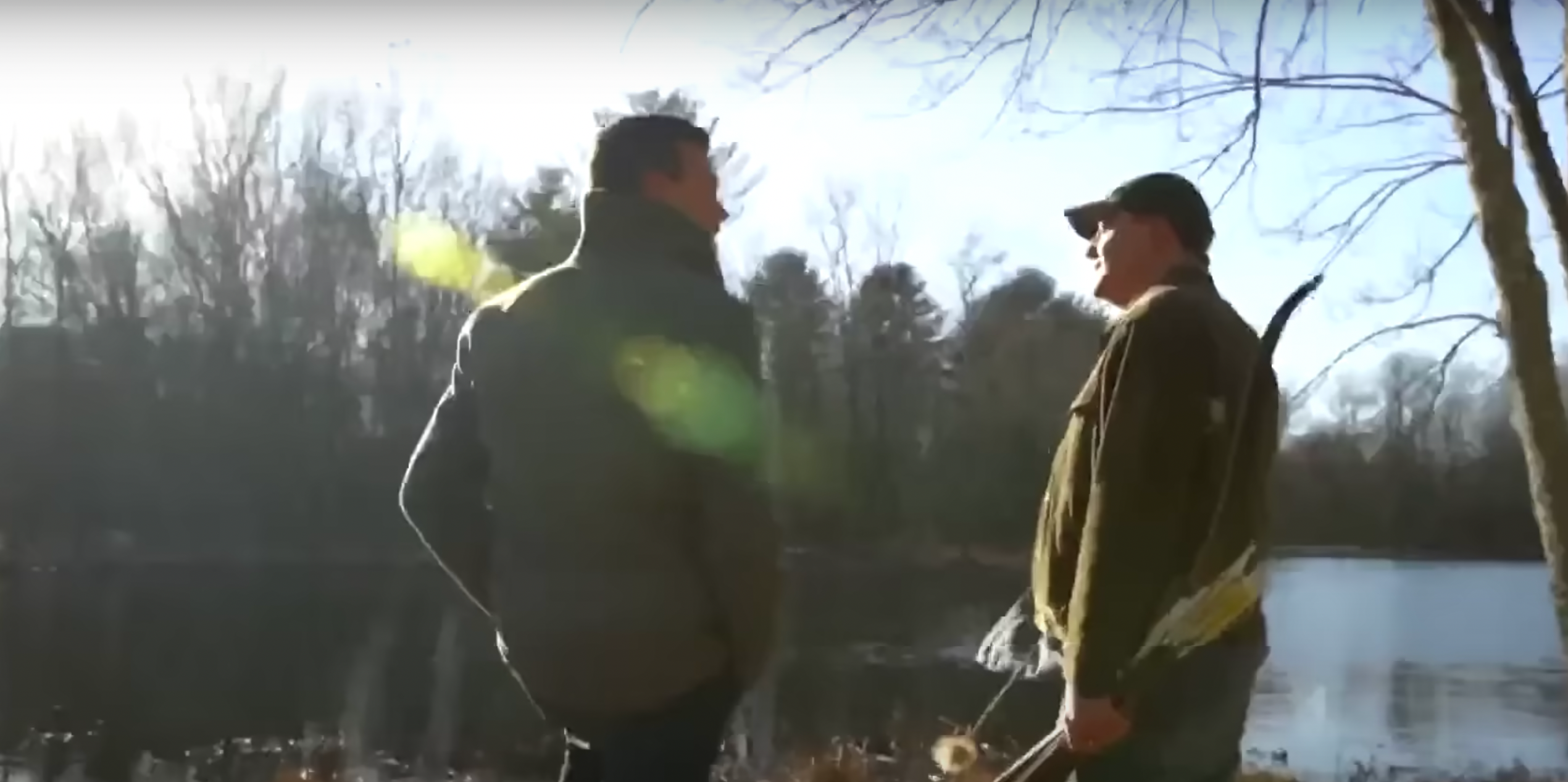 Brendan Fraser spricht mit Willie Geist auf seiner Farm. | Quelle: YouTube/TODAY