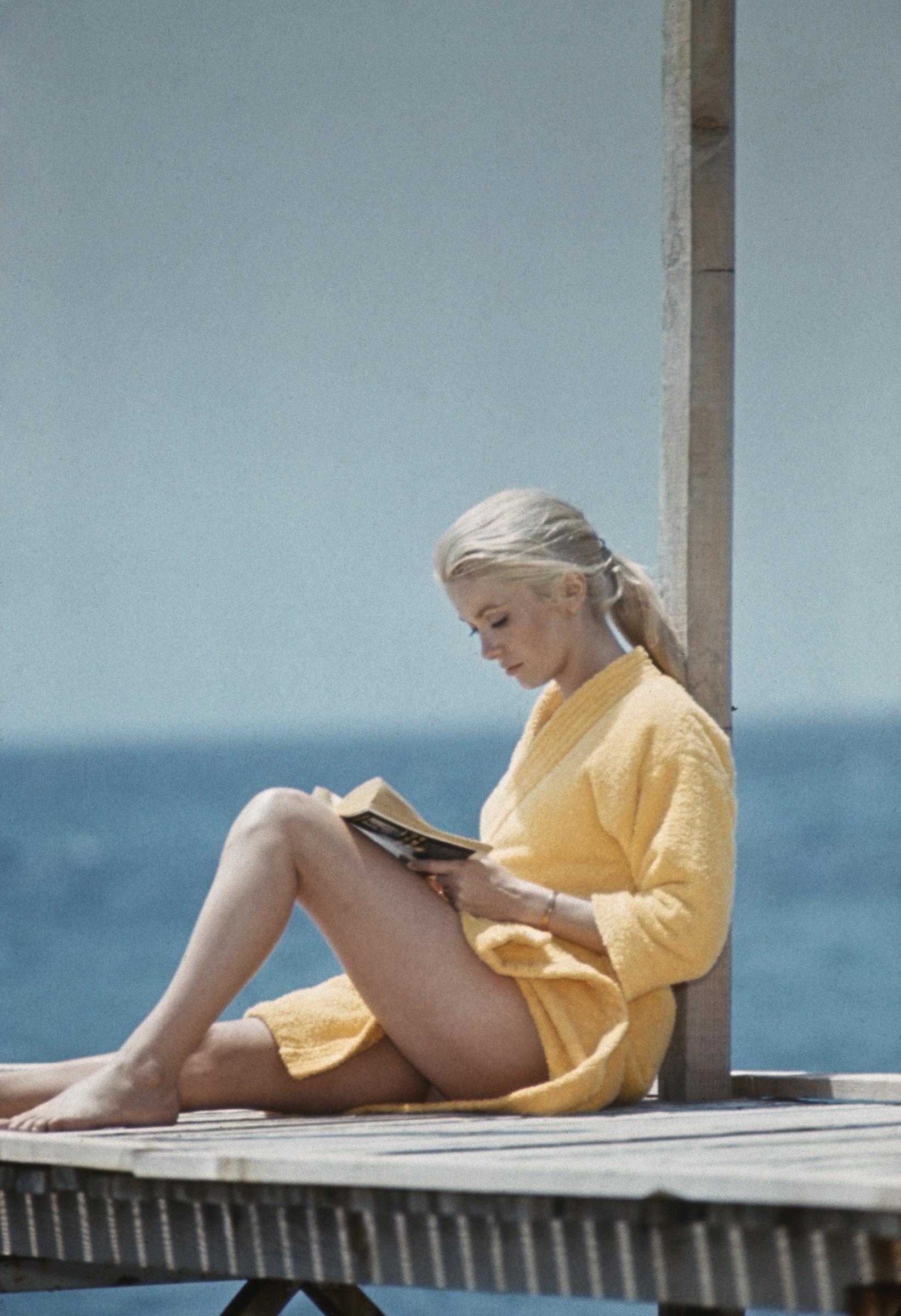 Catherine Deneuve am Set von "Heartbeat", ca. 1968. | Quelle: Getty Images