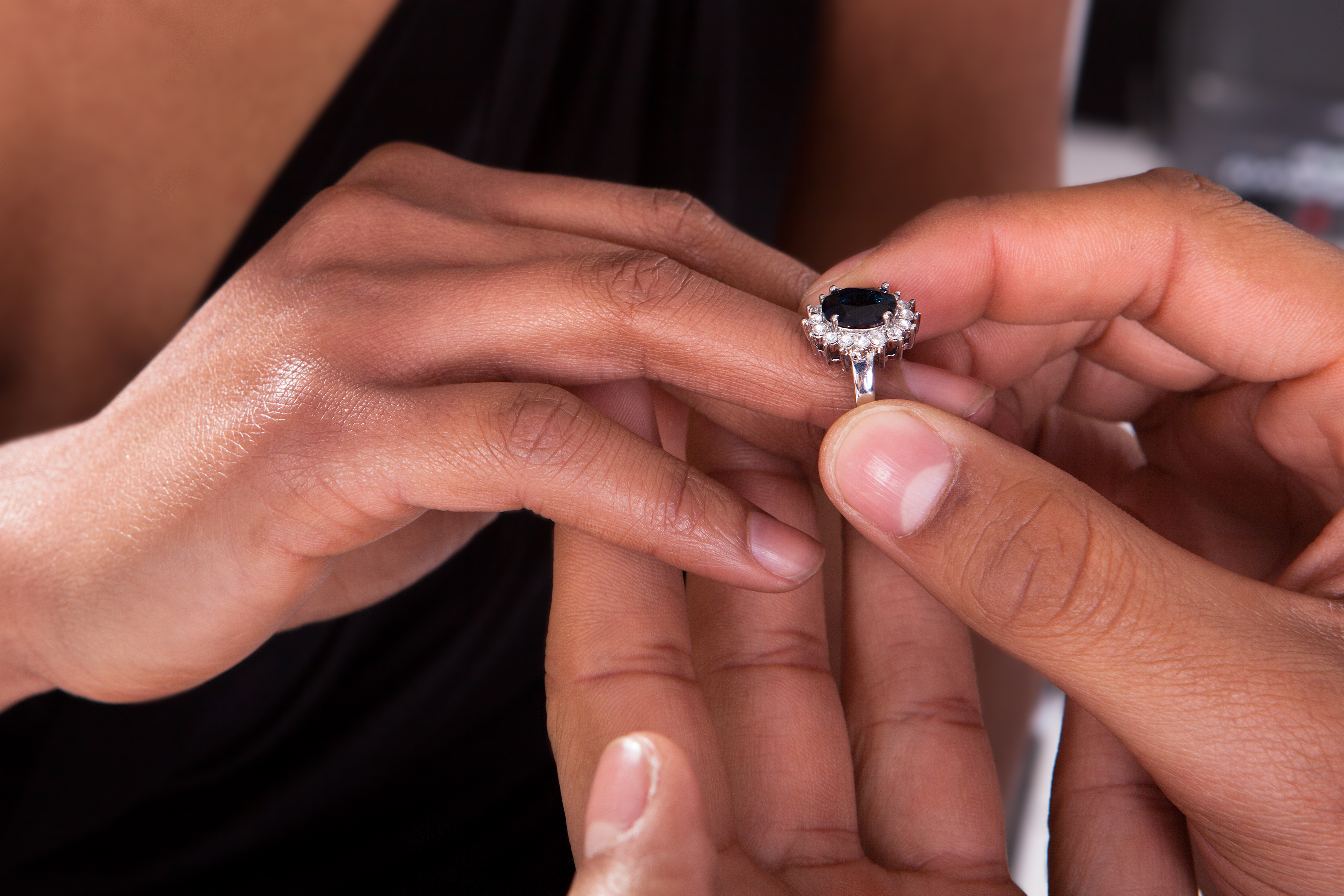 Ein Paar tauscht Ringe aus | Quelle: Shutterstock