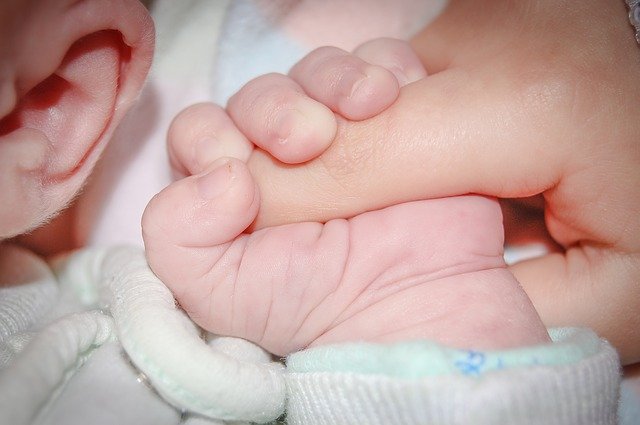  Baby hält sich an jemandes Finger fest | Quelle: Pixabay