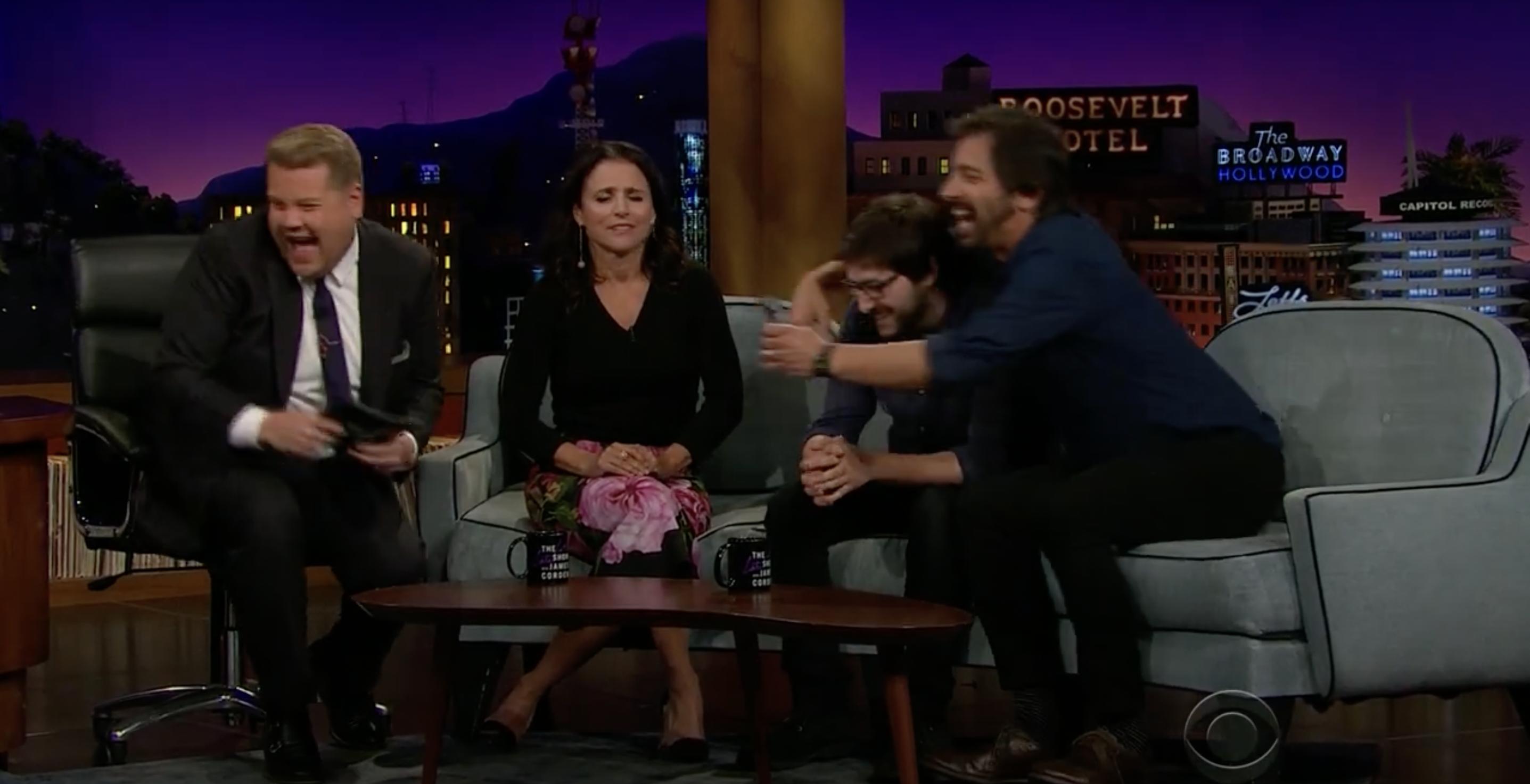 Ray Romano macht sich in einer Folge von „The Late Late Show with James Corden“ vom 18. August 2017 über Gregory lustig | Quelle: YouTube/@TheLateLateShow