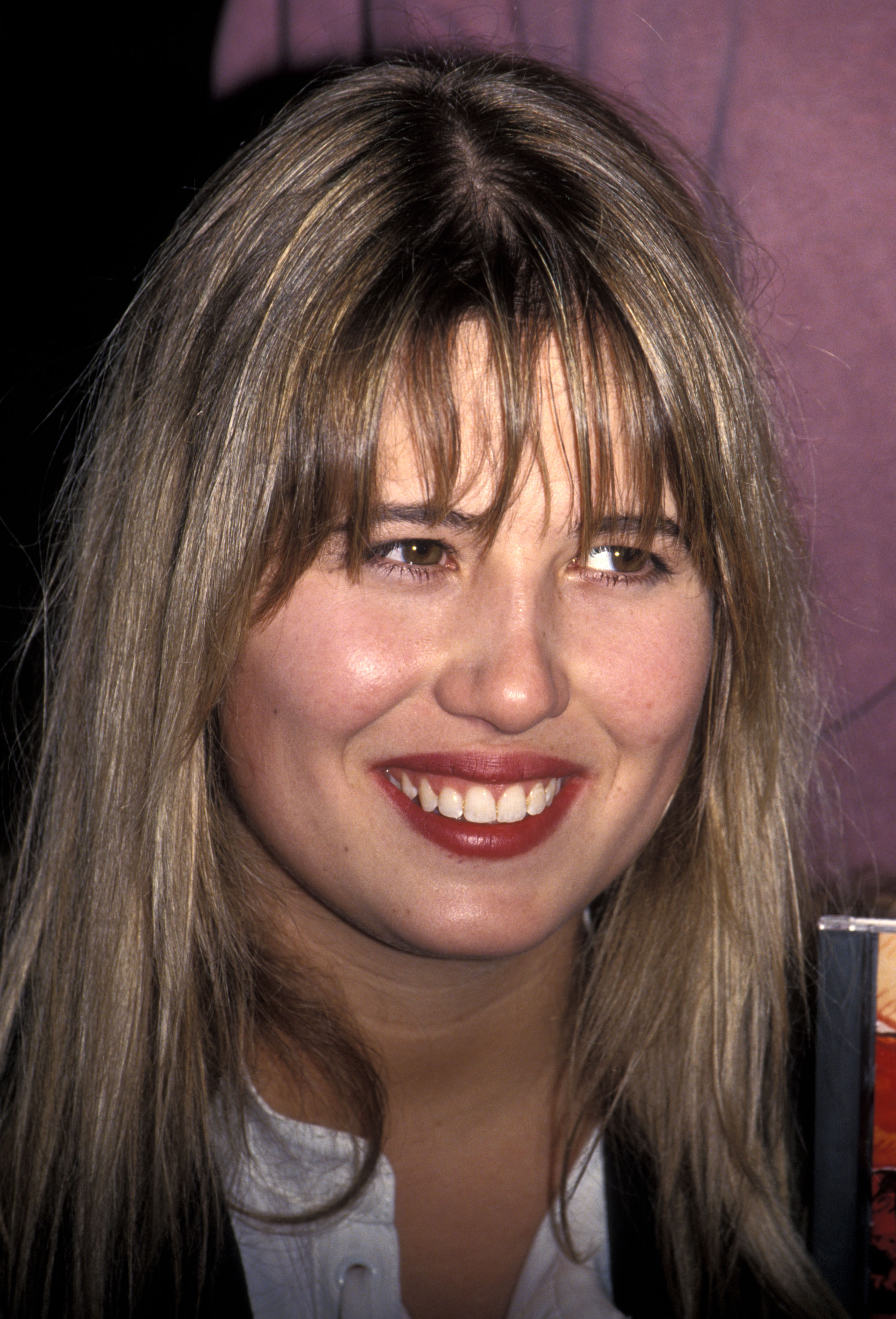 Chastity Bono bei der großen Eröffnungsfeier des Bullock's Department Store am 13. November 1993 in Woodland Hills, Kalifornien | Quelle: Getty Images