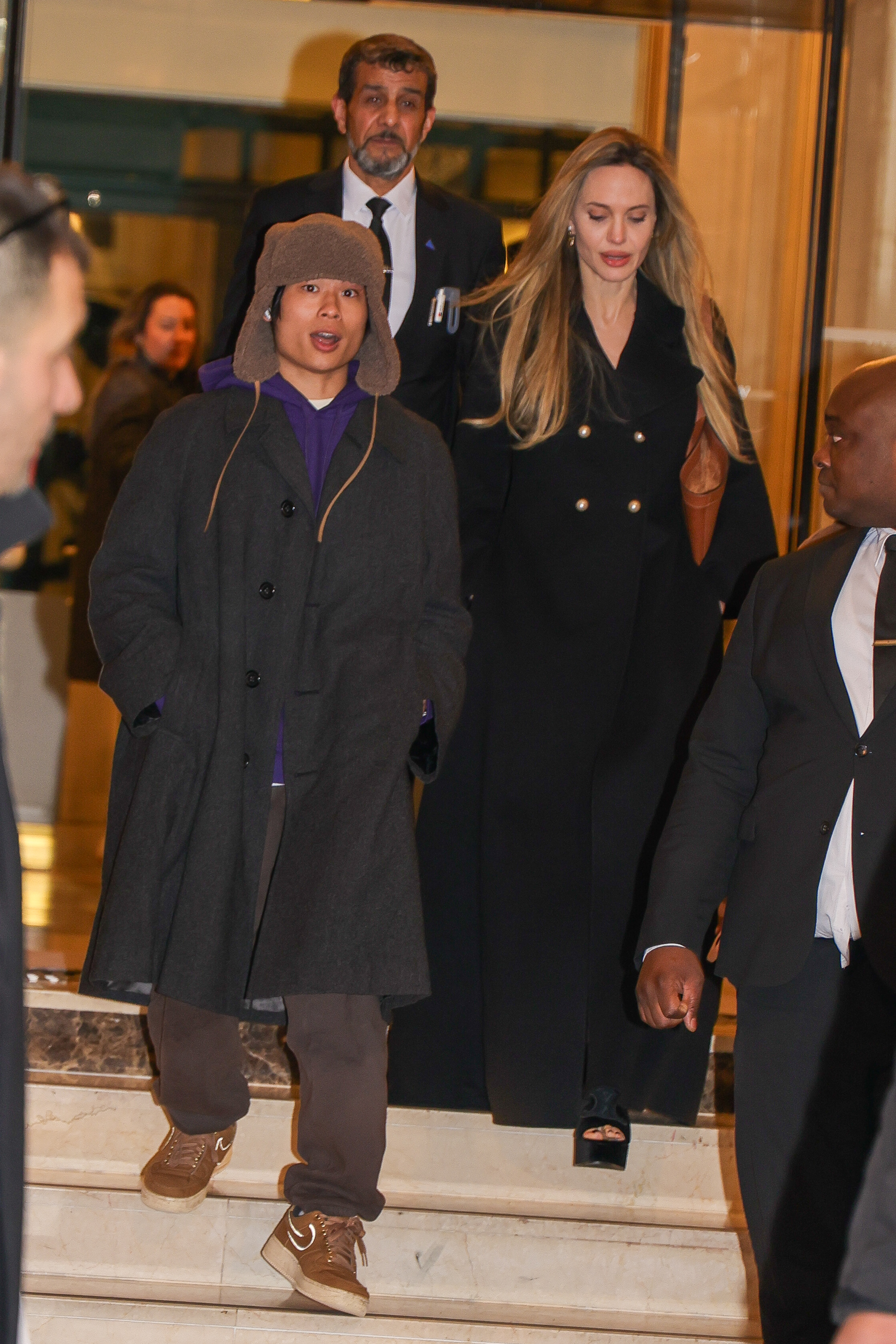 Pax Jolie-Pitt und Angelina Jolie, fotografiert am 10. Dezember 2024 in Paris, Frankreich. | Quelle: Getty Images