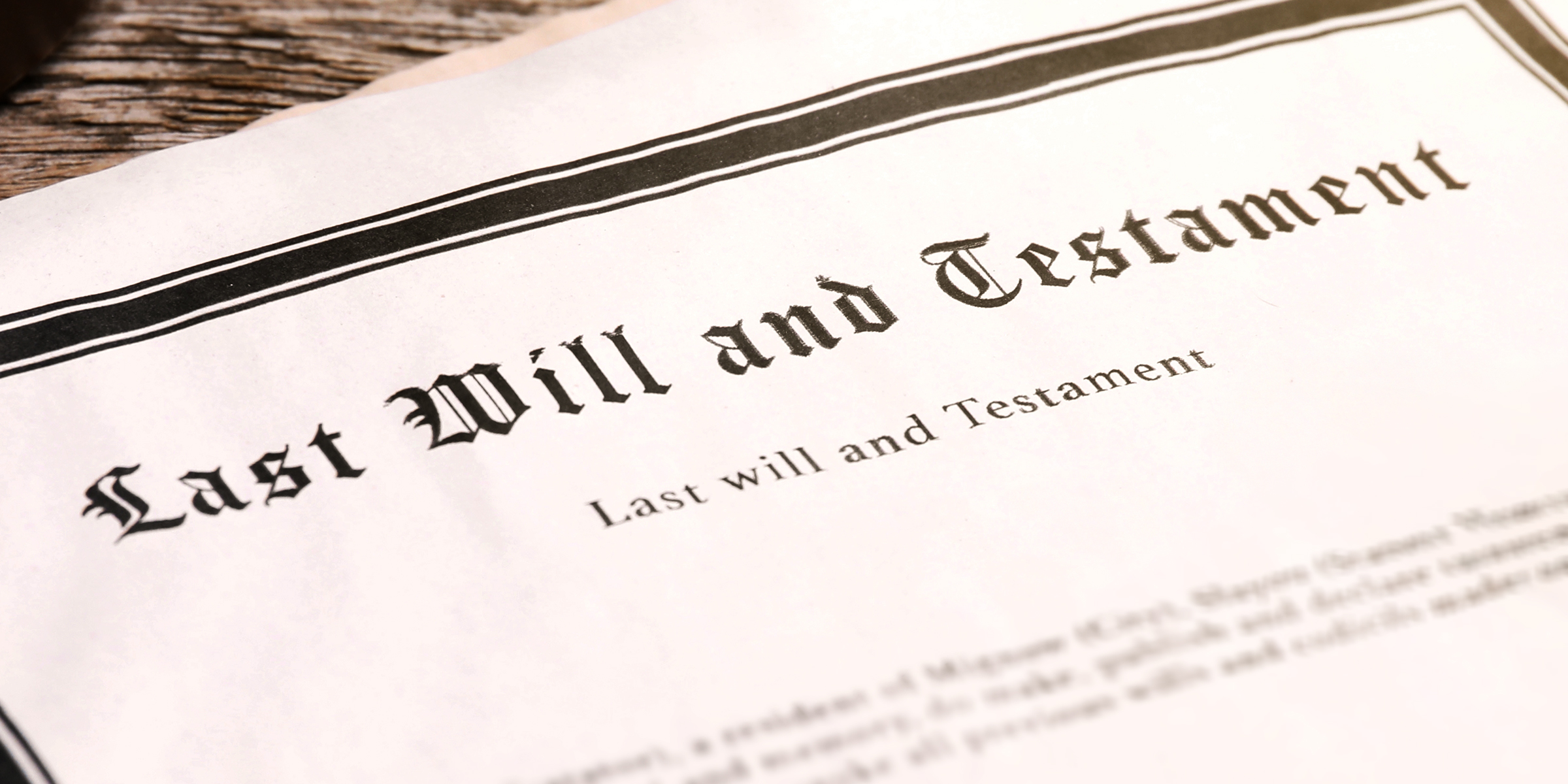 Eine Nahaufnahme eines juristischen Dokuments mit dem Titel "Letzter Wille und Testament" | Quelle: Shutterstock