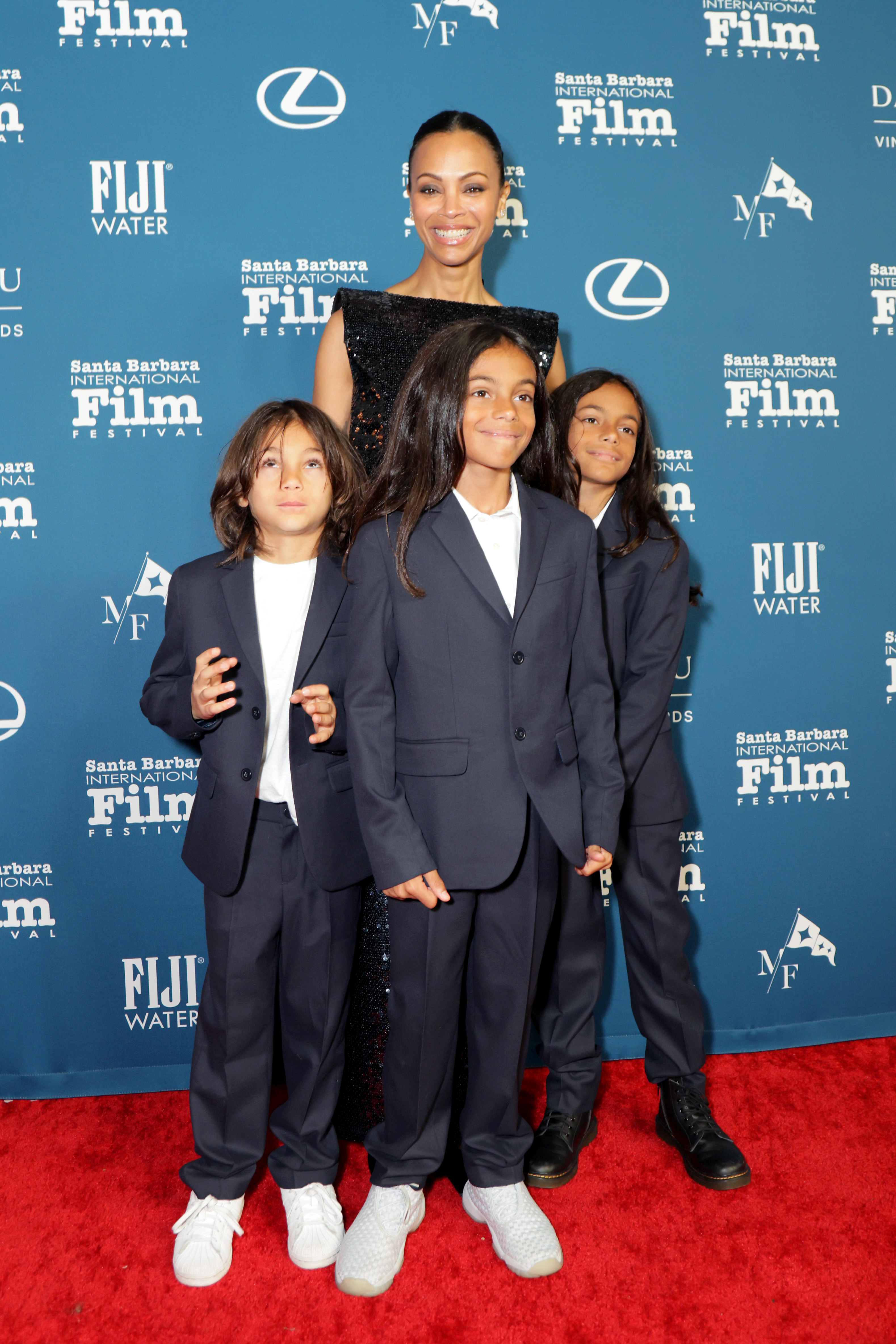 Zoe Saldaña und ihre Kinder Zen, Cy und Bowie bei der Verleihung des American Riviera Award am 12. Februar 2025 in Santa Barbara, Kalifornien | Quelle: Getty Images