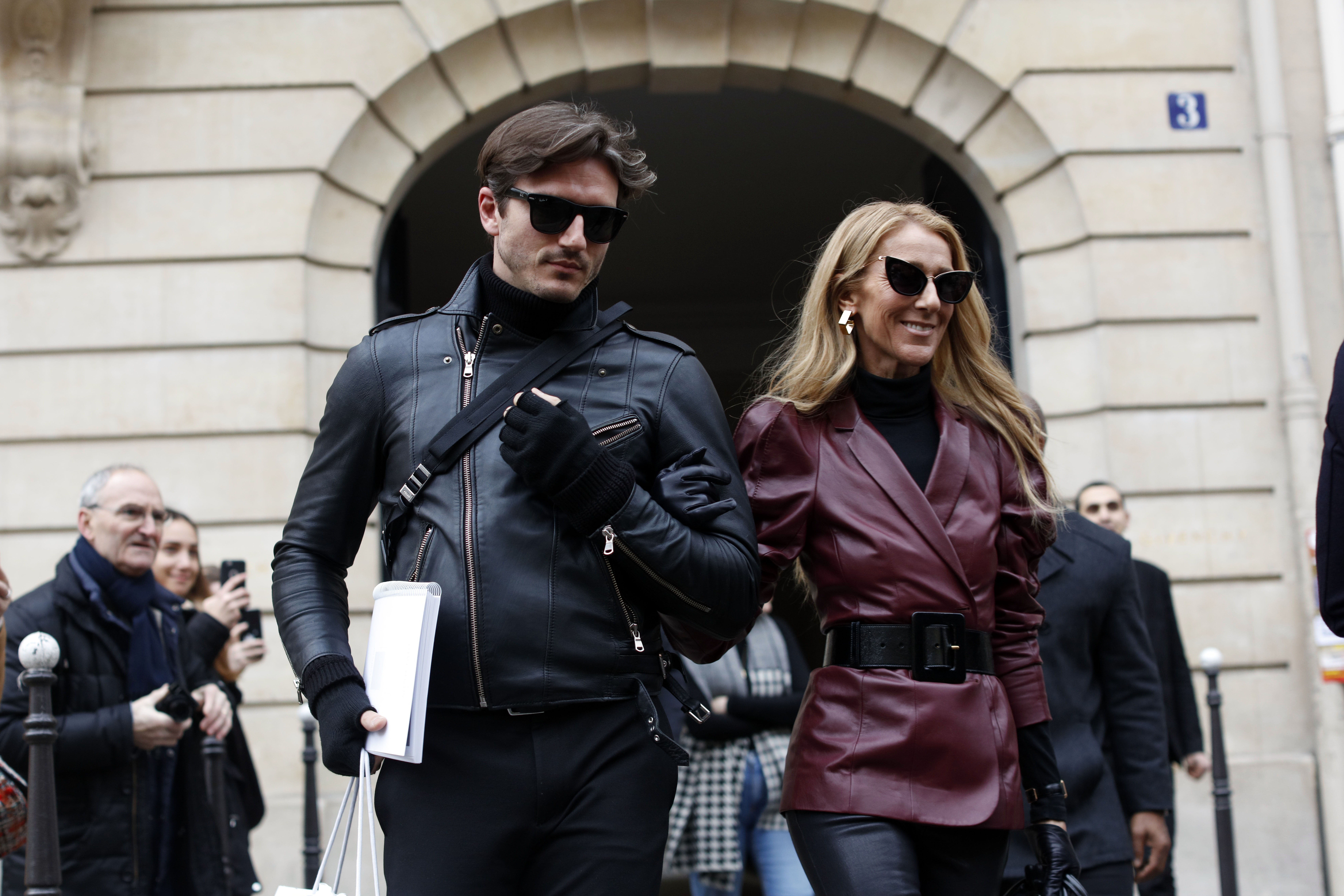 Celine Dion und Pepe Munoz beim Verlassen des GIVENCHY-Bürogebäudes am 24. Januar 2019 in Paris, Frankreich. | Quelle: Getty Images