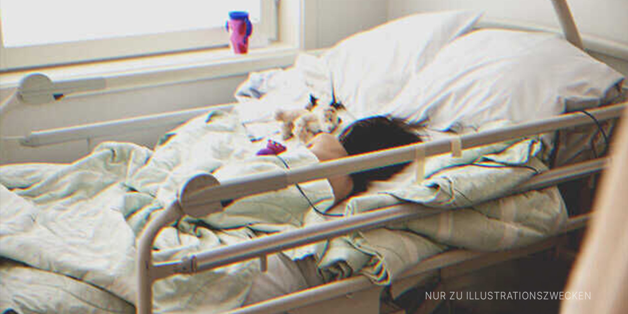 Ein krankes Kind in einem Krankenhausbett. | Quelle: Getty Images