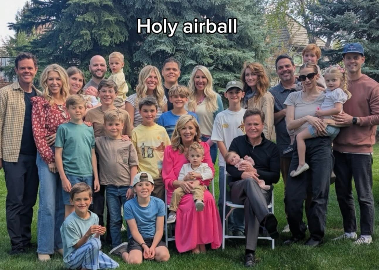 Donny hat dieses seltene Familienfoto, auf dem mehrere Generationen zu sehen sind, am 19. Juni 2025 geteilt und seinen Followern damit einen außergewöhnlichen Einblick in die Familie gewährt, die er und Debbie gemeinsam aufgebaut haben. Fast fünf Jahrzehnte nach ihrer Hochzeit im Jahr 1978 umfasst die Geschichte des Paares mittlerweile fünf Söhne, deren Ehepartner und eine neue Generation der Osmonds. | Quelle: Facebook/Donny Osmond