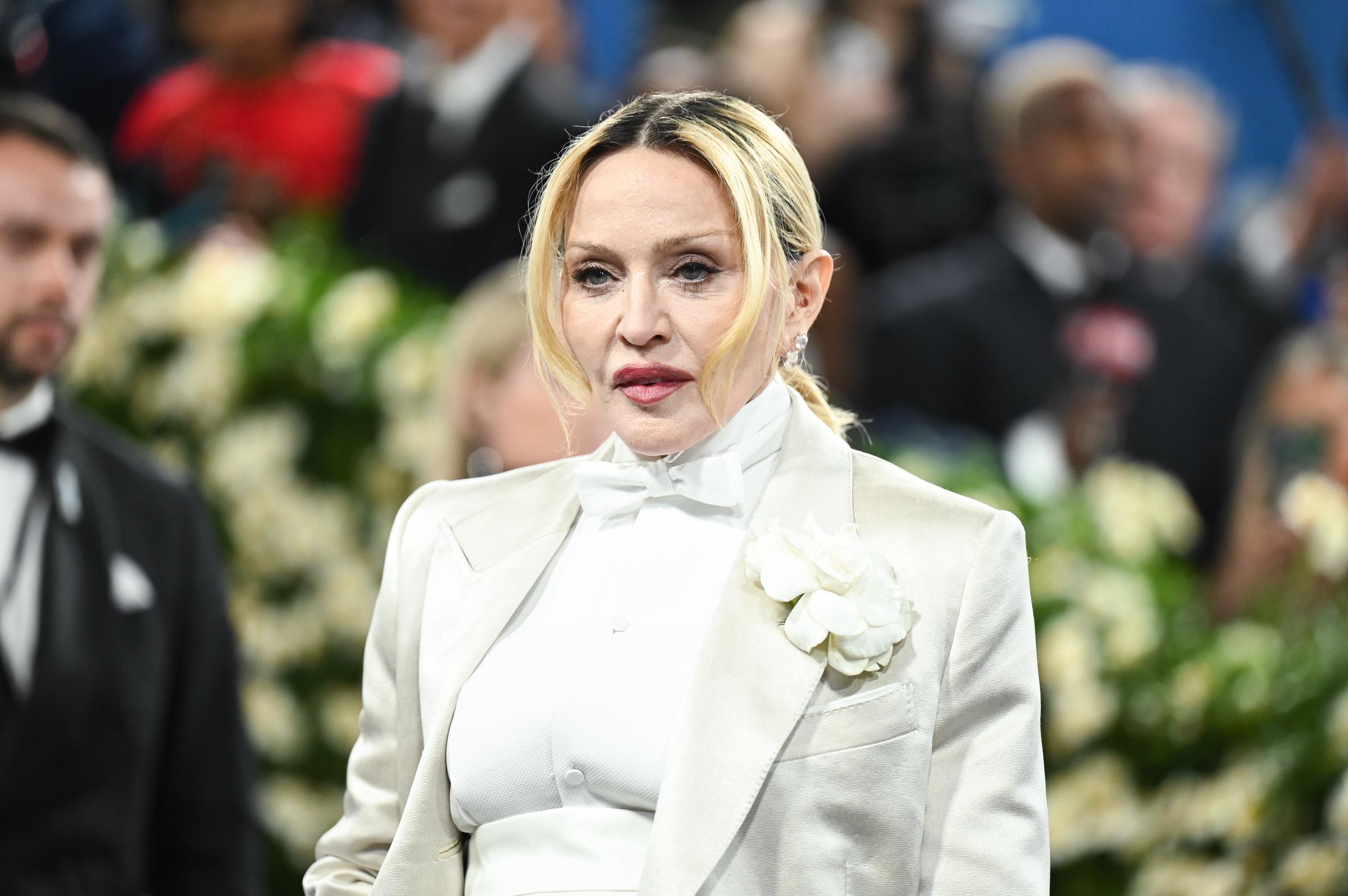 Madonna nimmt am 5. Mai an der Met Gala 2025 im Metropolitan Museum of Art in New York City teil. Sie erschien in einem komplett weißen, maßgeschneiderten Outfit, bestehend aus einem hochgeschlossenen Hemd, einer Fliege, einer strukturierten Jacke und floralen Details. | Quelle: Getty Images