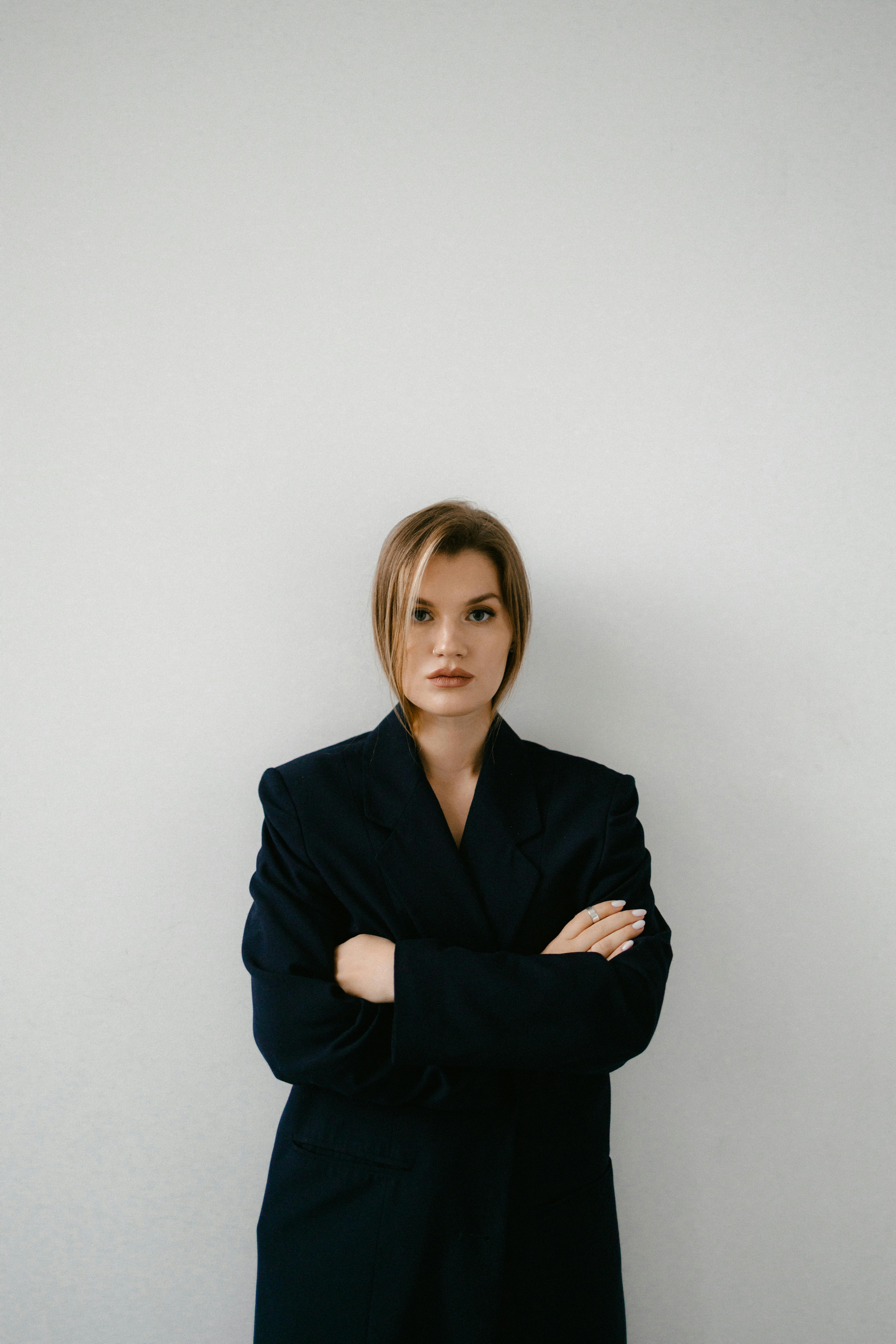 Eine ernste Frau mit verschränkten Armen | Quelle: Pexels