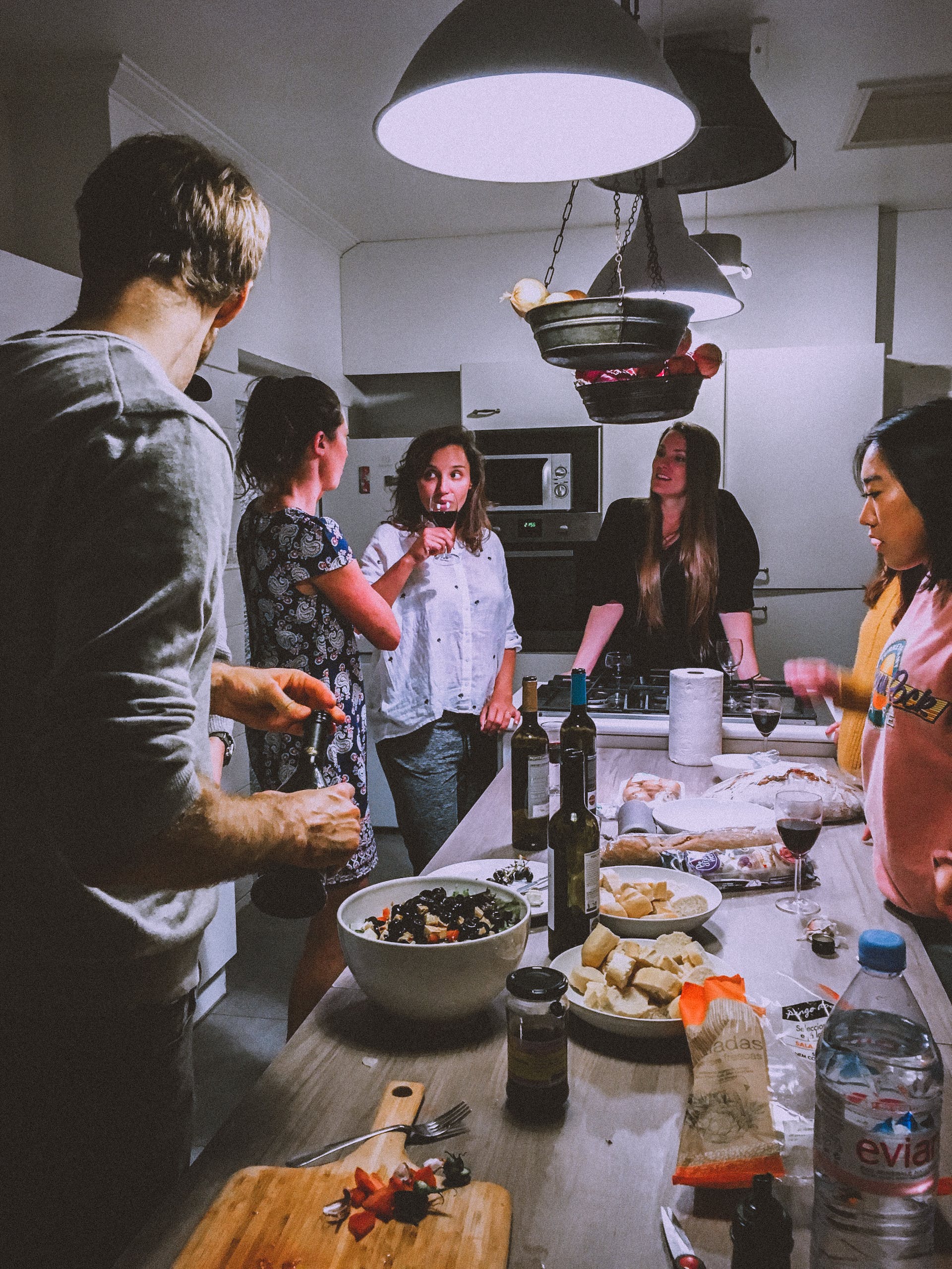 Menschen gemeinsam in der Küche | Quelle: Pexels