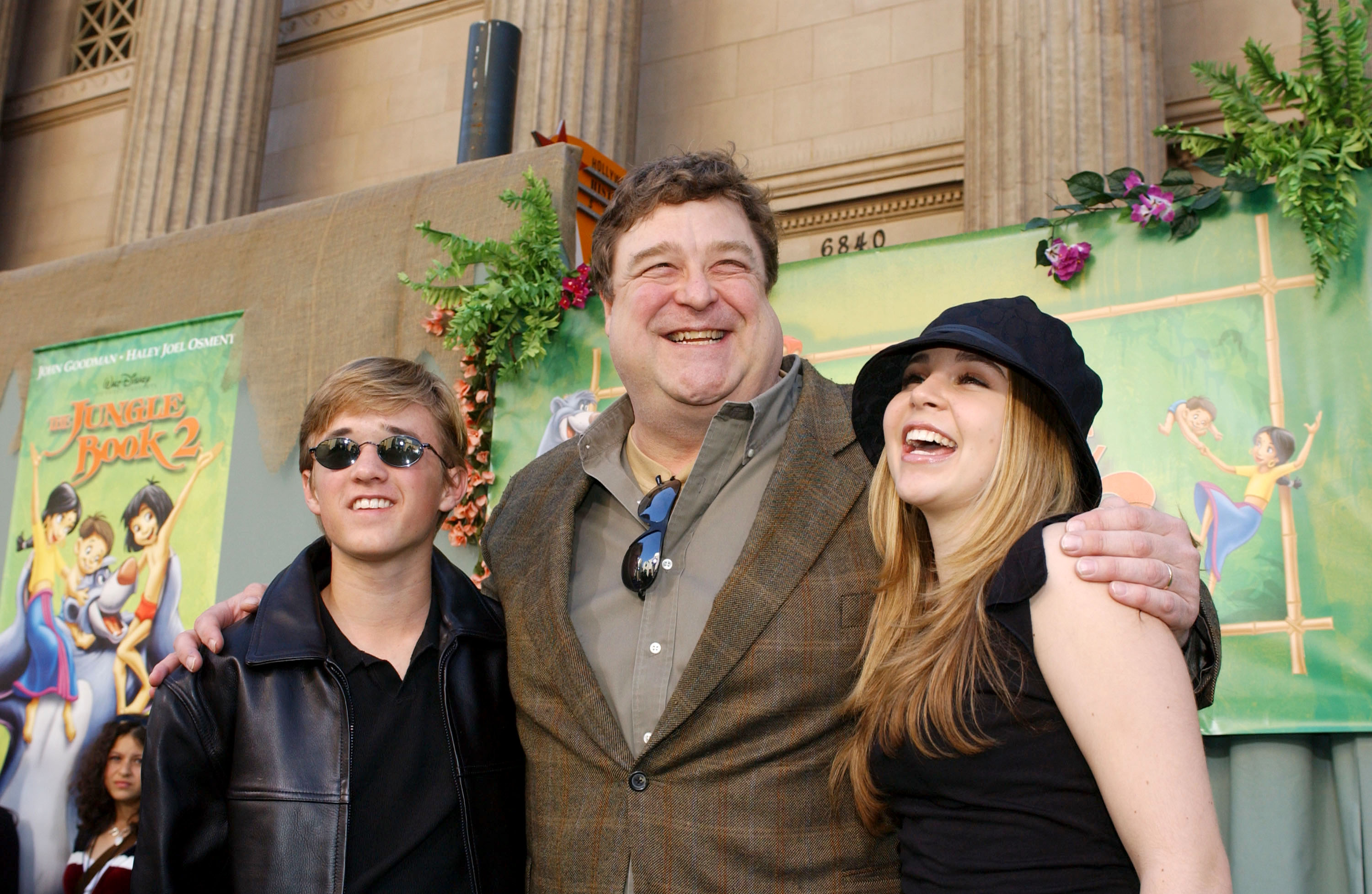 Haley Osment, John Goodman und Mae Whitman bei der Premiere von "The Jungle Book 2", 2003 | Quelle: Getty Images