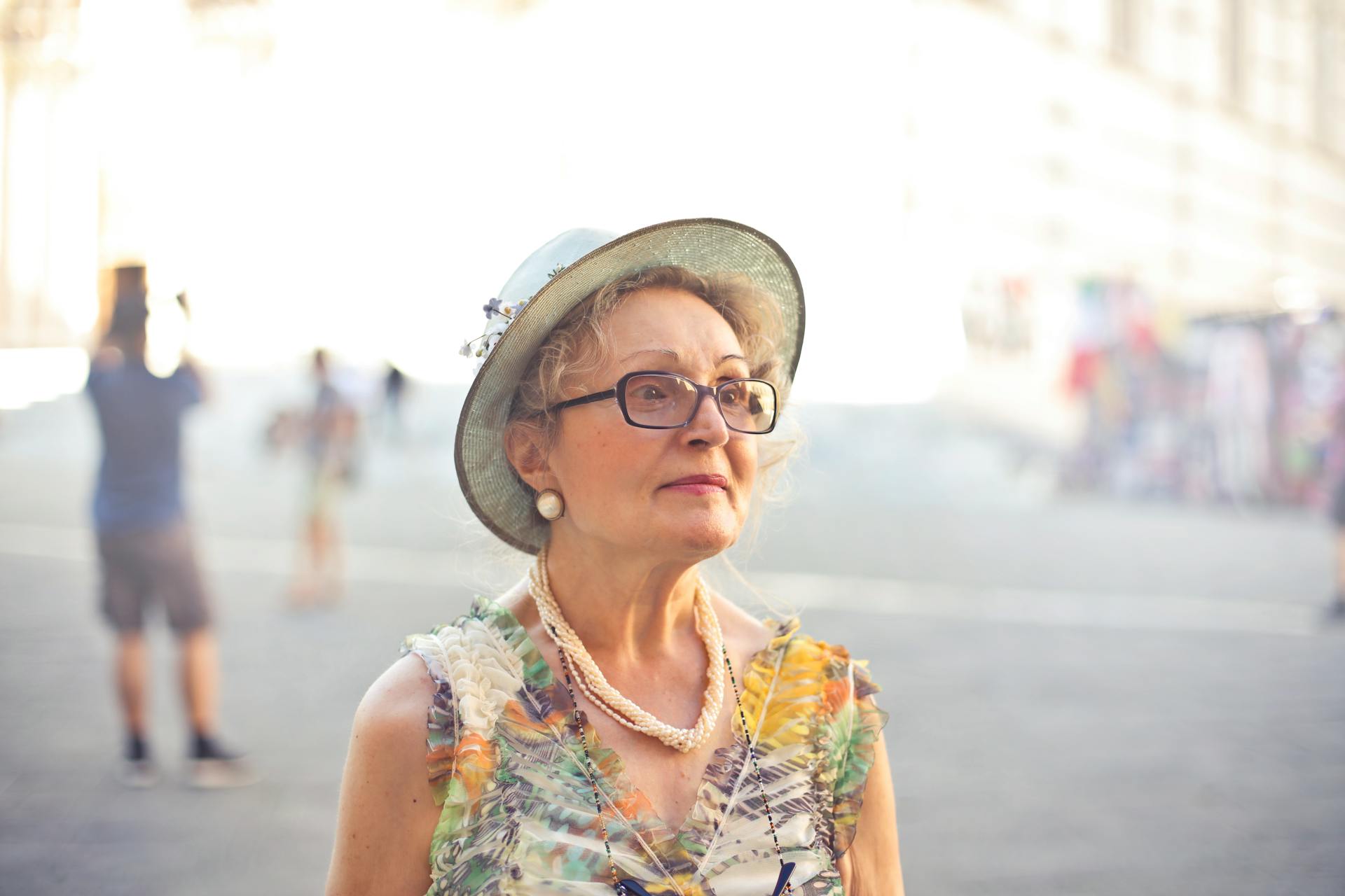 Eine Frau, die auf einer Straße geht | Quelle: Pexels