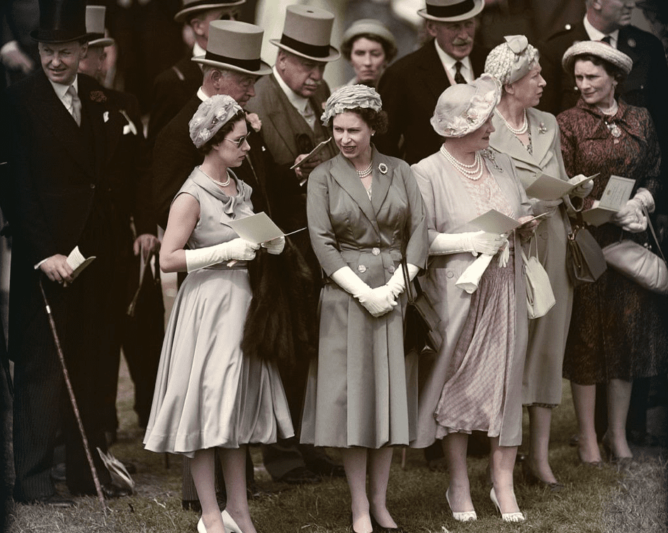 Prinzessin Margaret (1930 - 2002), Königin Elisabeth II und die Mutter der Königin (1900 - 2002) beim Derby, Epsom Downs Racecourse, Surrey, Juni 1958. | Quelle: Getty Images