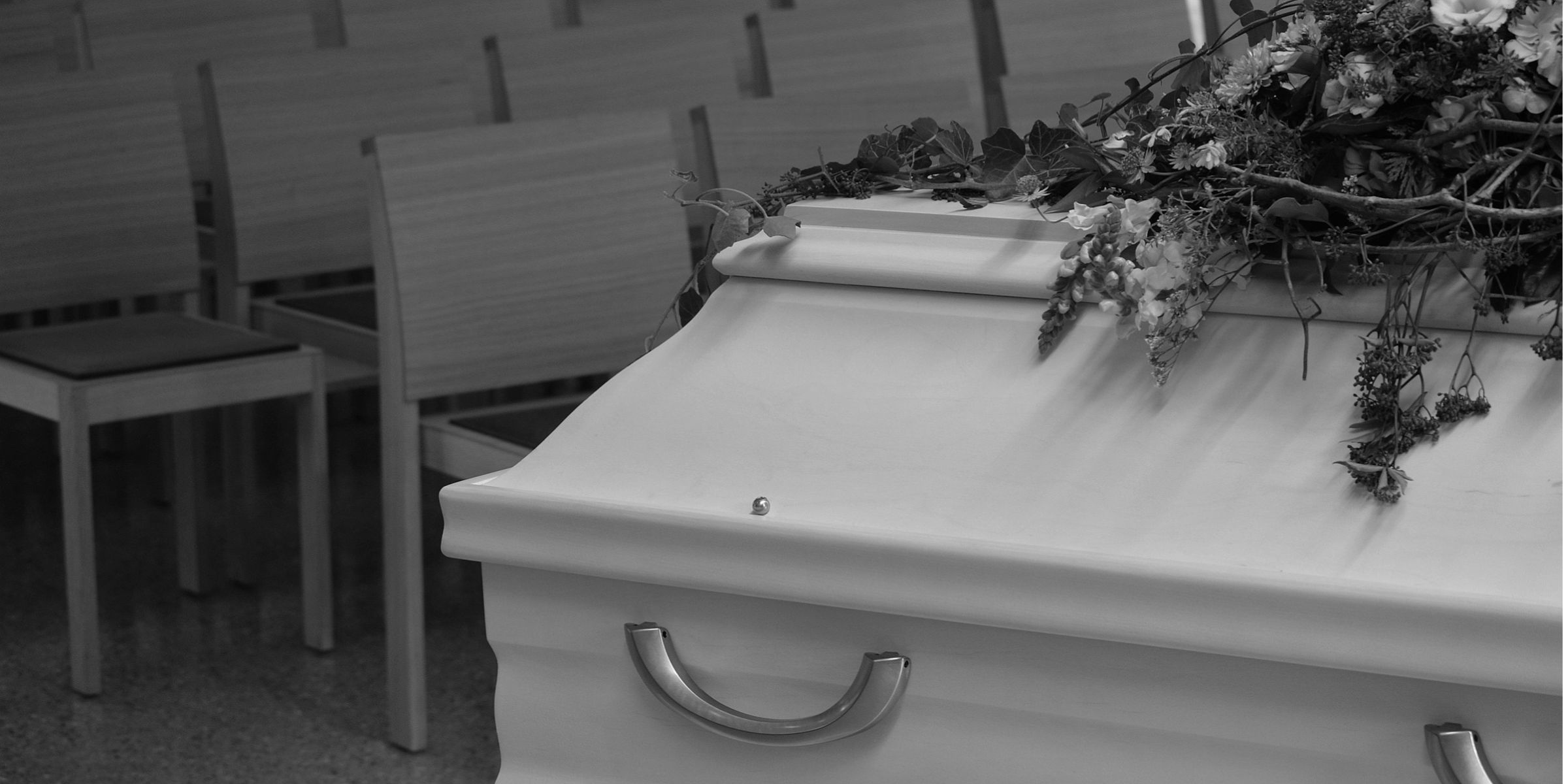 Eine Schwarz-Weiß-Nahaufnahme eines Sargs | Quelle: Pexels