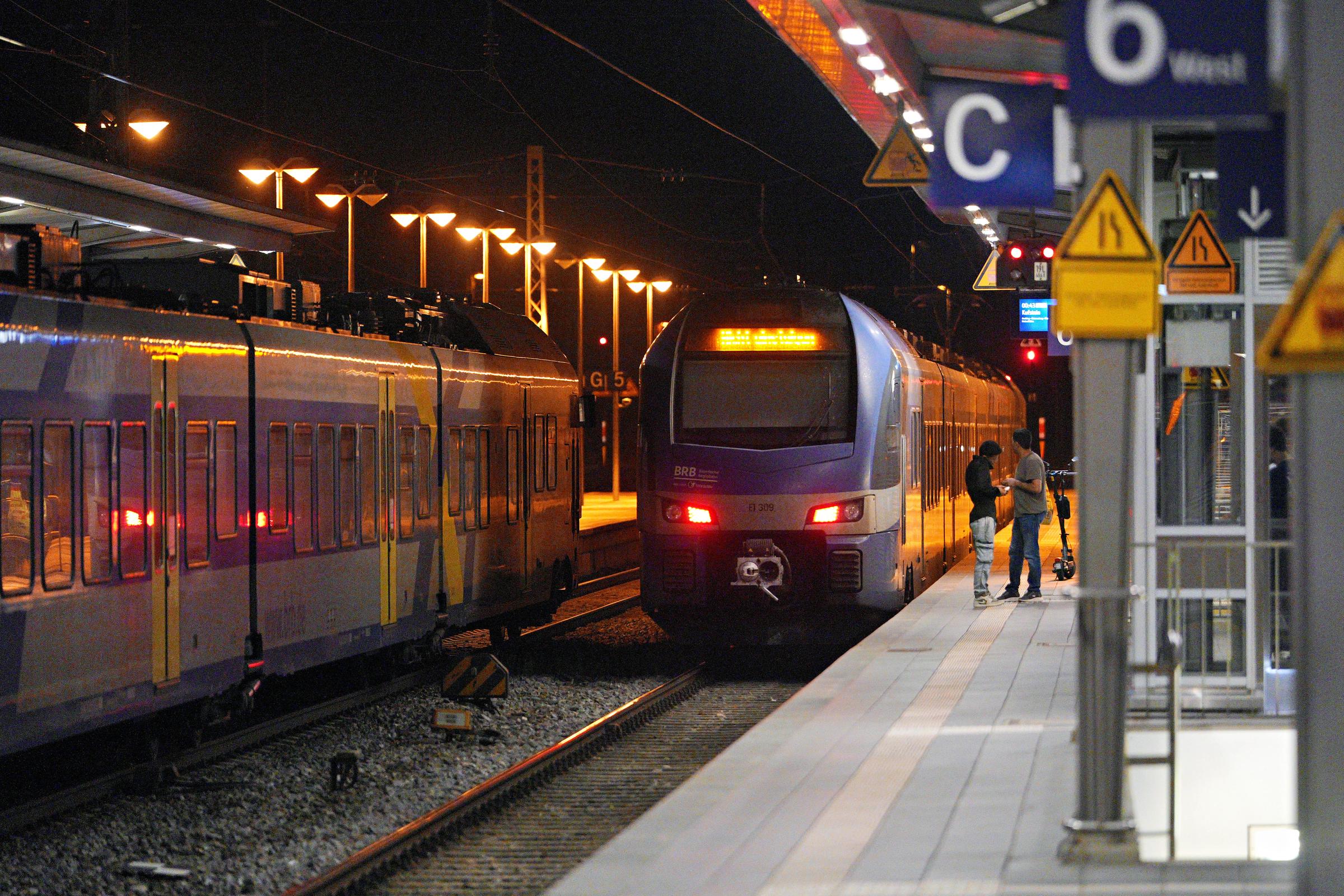 Eine Aufnahme vom Bahnhof im oberbayerischen Rosenheim | Quelle: Getty Images