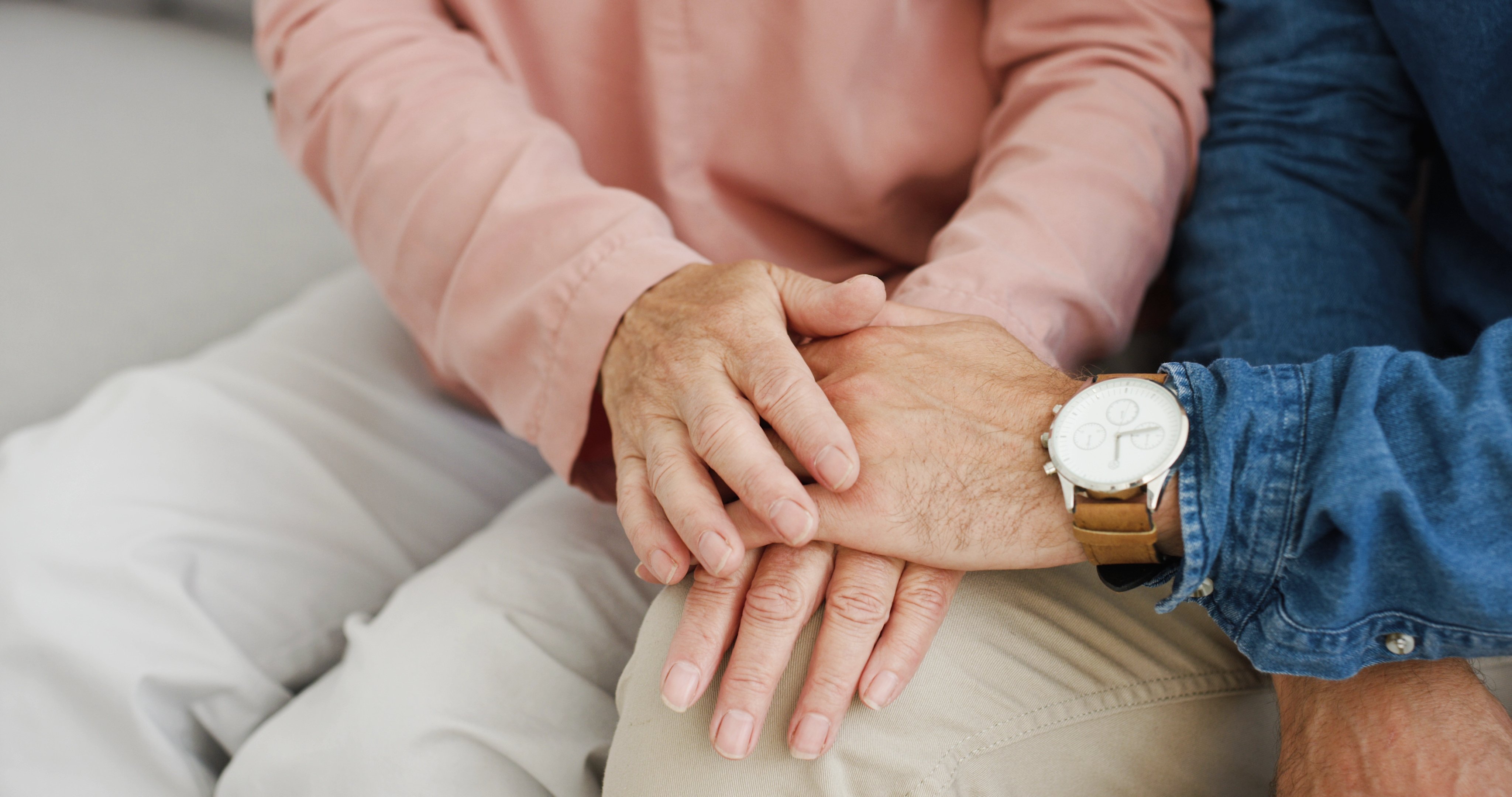 Als Shirley ihre Mutter in der Obhut ihres Bruders ließ, machte sie sich Sorgen, ob er sich richtig um sie kümmern würde. | Quelle: Shutterstock