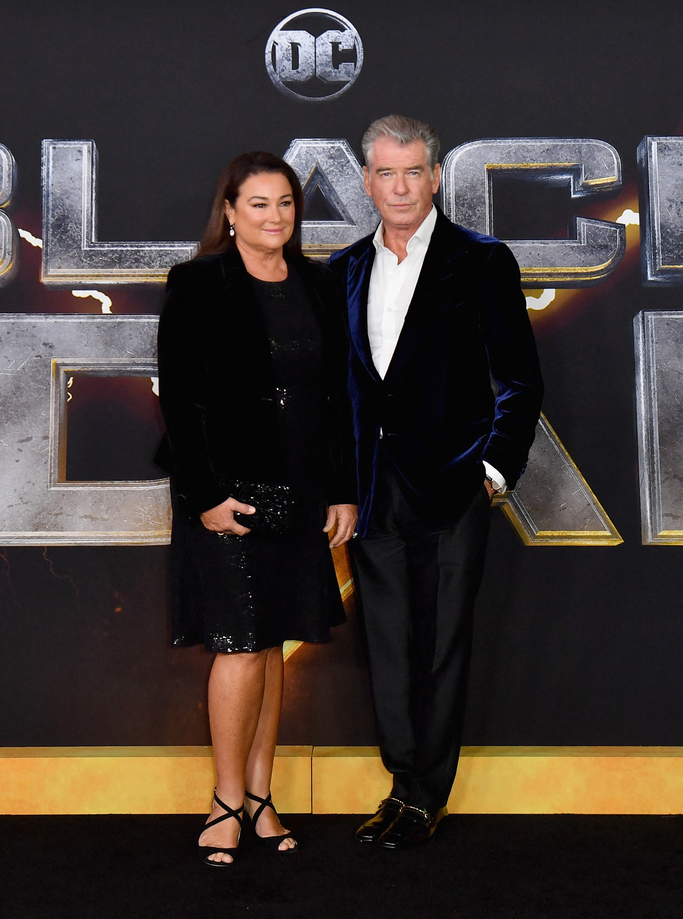 Keely Shaye Smith begleitete Pierce Brosnan bei der Premiere von „Black Adam“ in einem schwarzen Paillettenkleid, während der Schauspieler sein silbernes Haar zur Schau stellte und seine Frau auf dem roten Teppich eng an sich drückte. | Quelle: Getty Images.