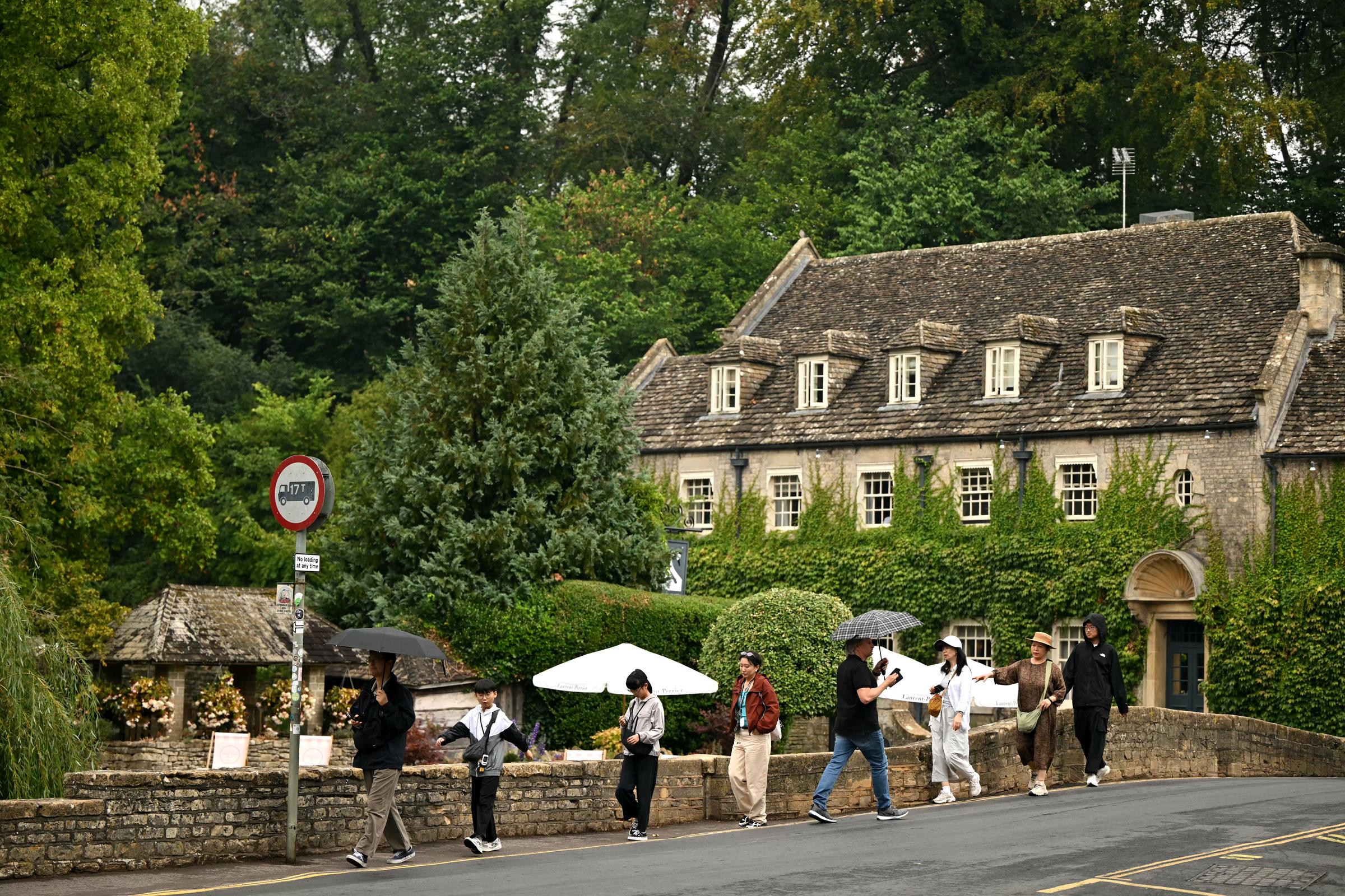Am 27. August 2026 spazieren Menschen durch Bibury in den Cotswolds. Harry und Meghan sollen eine sichere Umgebung auf dem Land bevorzugt haben, die Archie und Lilibet Möglichkeiten für Aktivitäten im Freien und ein starkes Gemeinschaftsgefühl bietet. | Quelle: Getty Images
