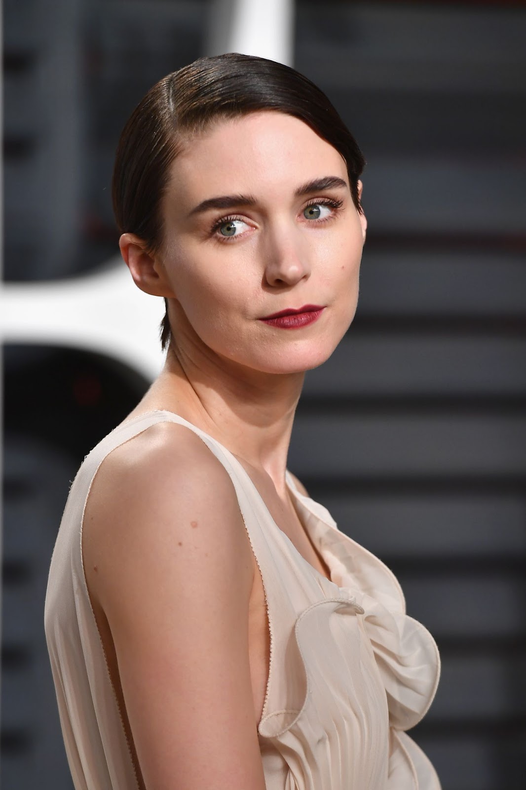 Auf der Vanity Fair Oscar Party 2017 feierte Rooney Mara ihre gefeierte Karriere im Independent-Kino. Sie ist bekannt dafür, komplexe, herausfordernde Rollen zu übernehmen, die ihre schauspielerische Tiefe unterstreichen. | Quelle: Getty Images