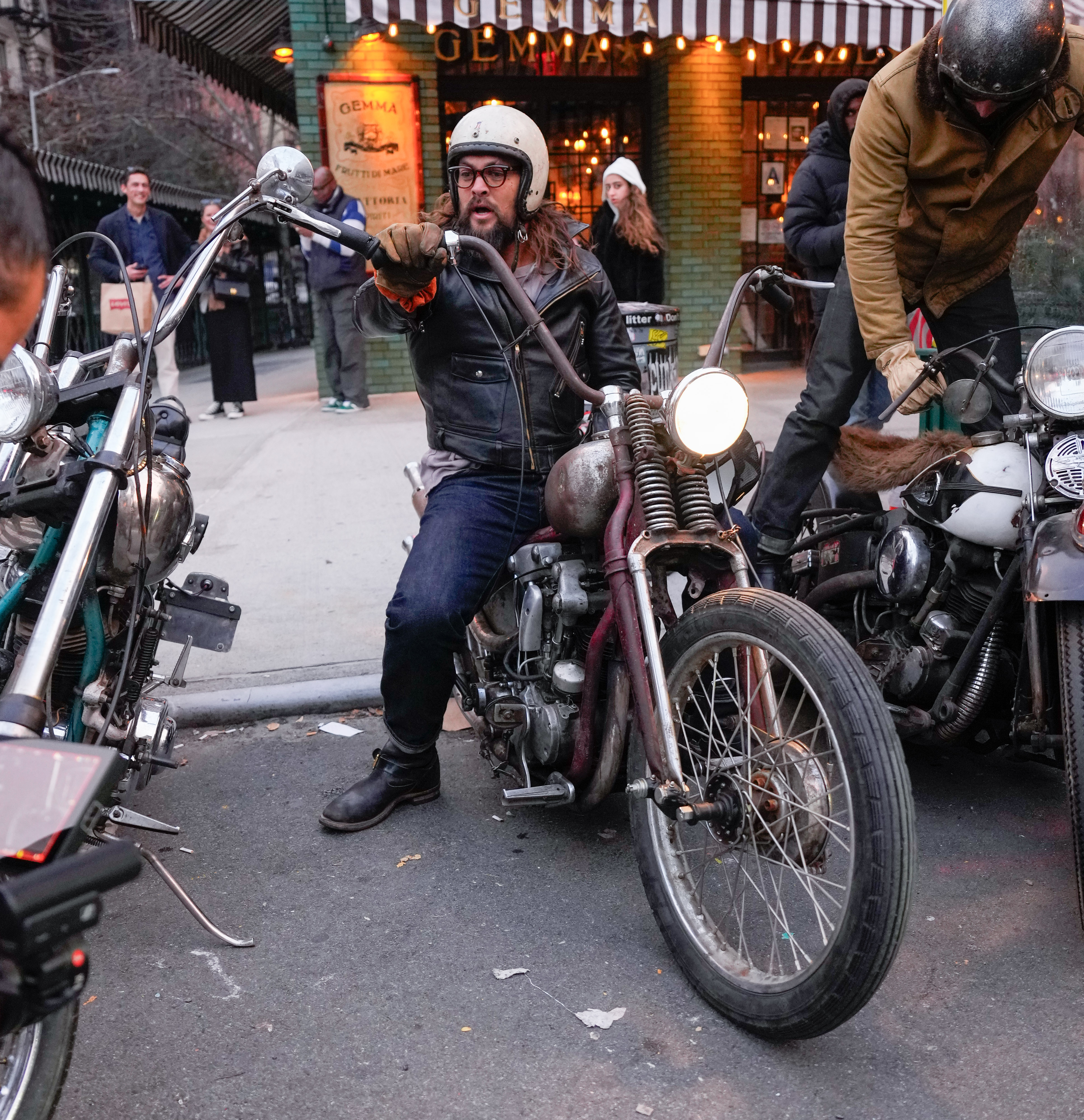 Jason Momoa auf einem Motorrad in New York City am 13. November 2023. | Quelle: Getty Images