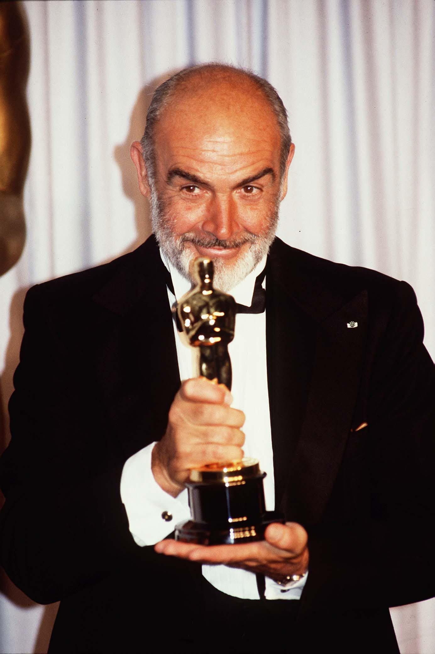 Der schottische Schauspieler Sean Connery hält einen Academy Award für den besten Schauspieler in einer Nebenrolle während der Oscar-Verleihung 1988 | Quelle: Photoshot/Getty Bilder