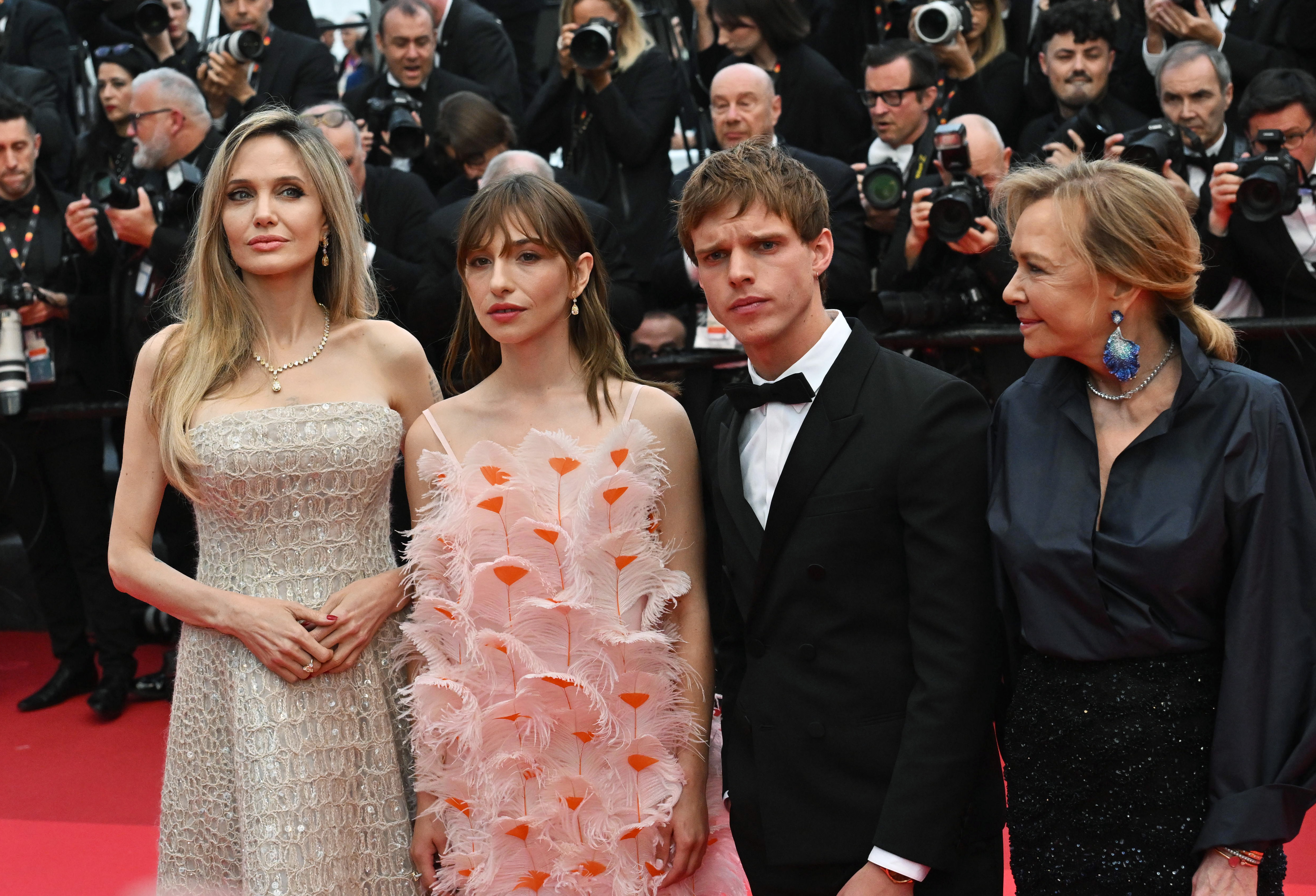 Angelina Jolie posiert neben Marie Colomb, Finn Bennett und Caroline Scheufele bei der Premiere von
