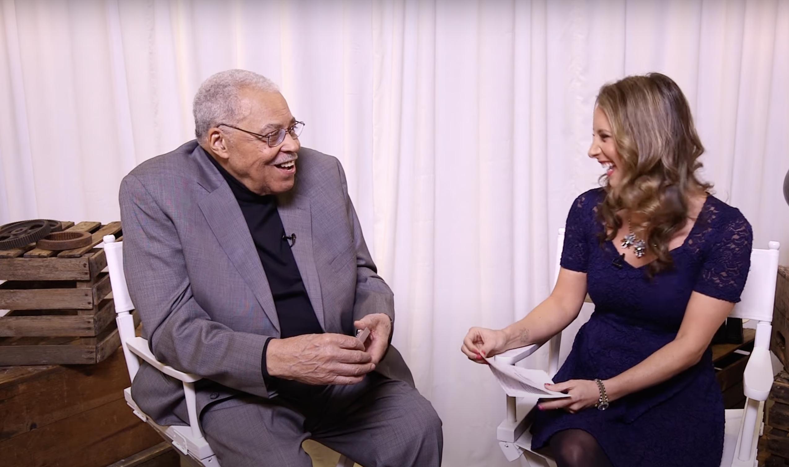 James Earl Jones während eines Interviews | Quelle: YouTube/UsWeekly