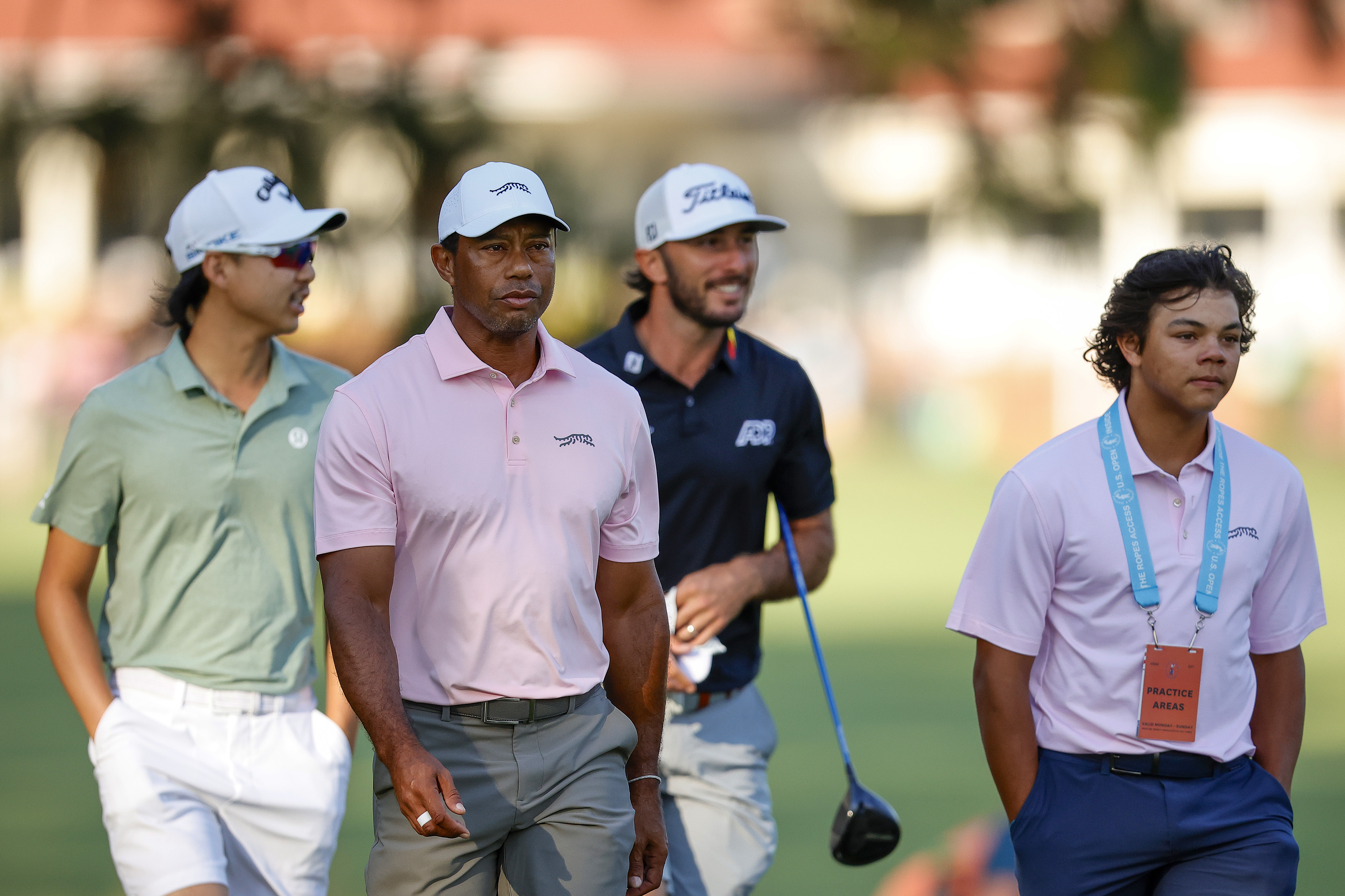 Tiger Woods und sein Sohn Charlie Woods gehen während einer Trainingsrunde vor den U.S. Open im Pinehurst Resort in Nordkalifornien am 11. Juni 2024 vom zweiten Abschlag. | Quelle: Getty Images