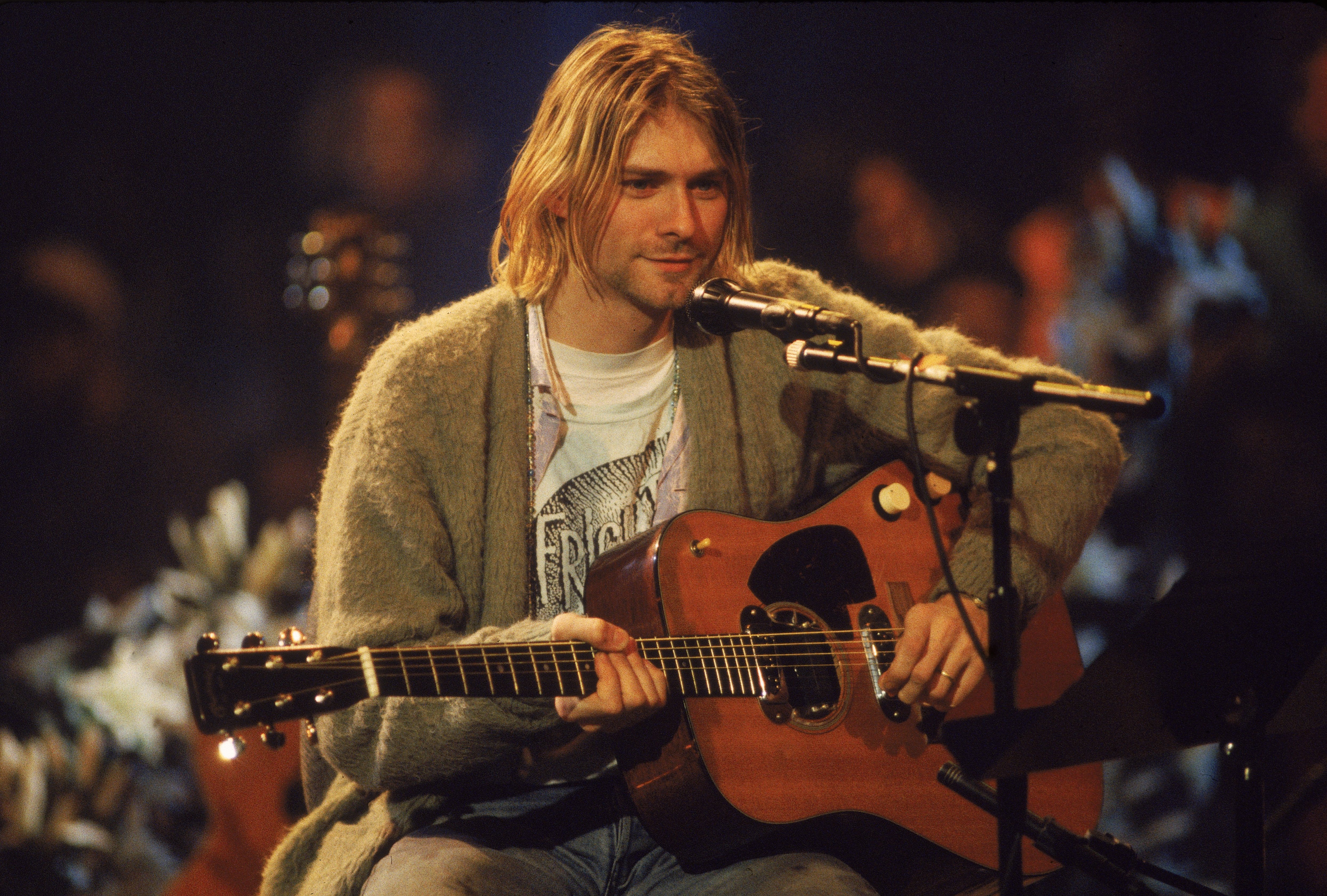 Kurt Cobain tritt mit seiner Gruppe Nirvana bei einer Aufzeichnung der Fernsehsendung "MTV Unplugged" auf, New York, 18. November 1993. | Quelle: Getty Images