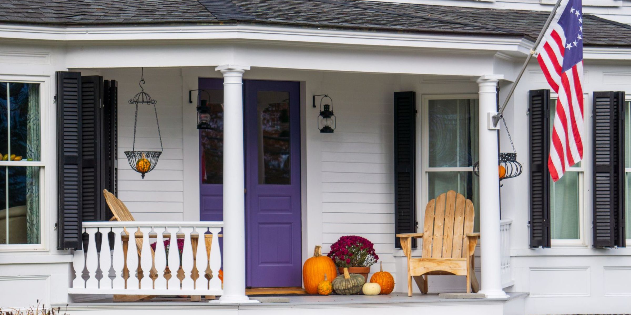 Die Veranda eines für Halloween geschmückten Hauses | Quelle: Pexels