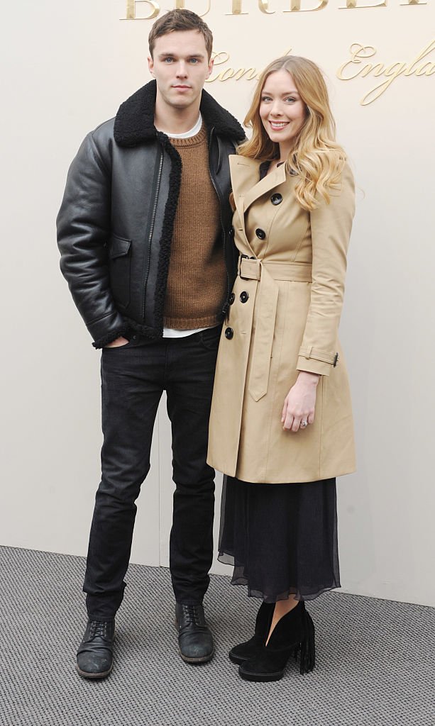 Nicholas Hoult und Freundin besuchen Burberry Prorsum Herbst/Winter 2016 Modenschau auf der London Fashion Week | Quelle: Getty Images