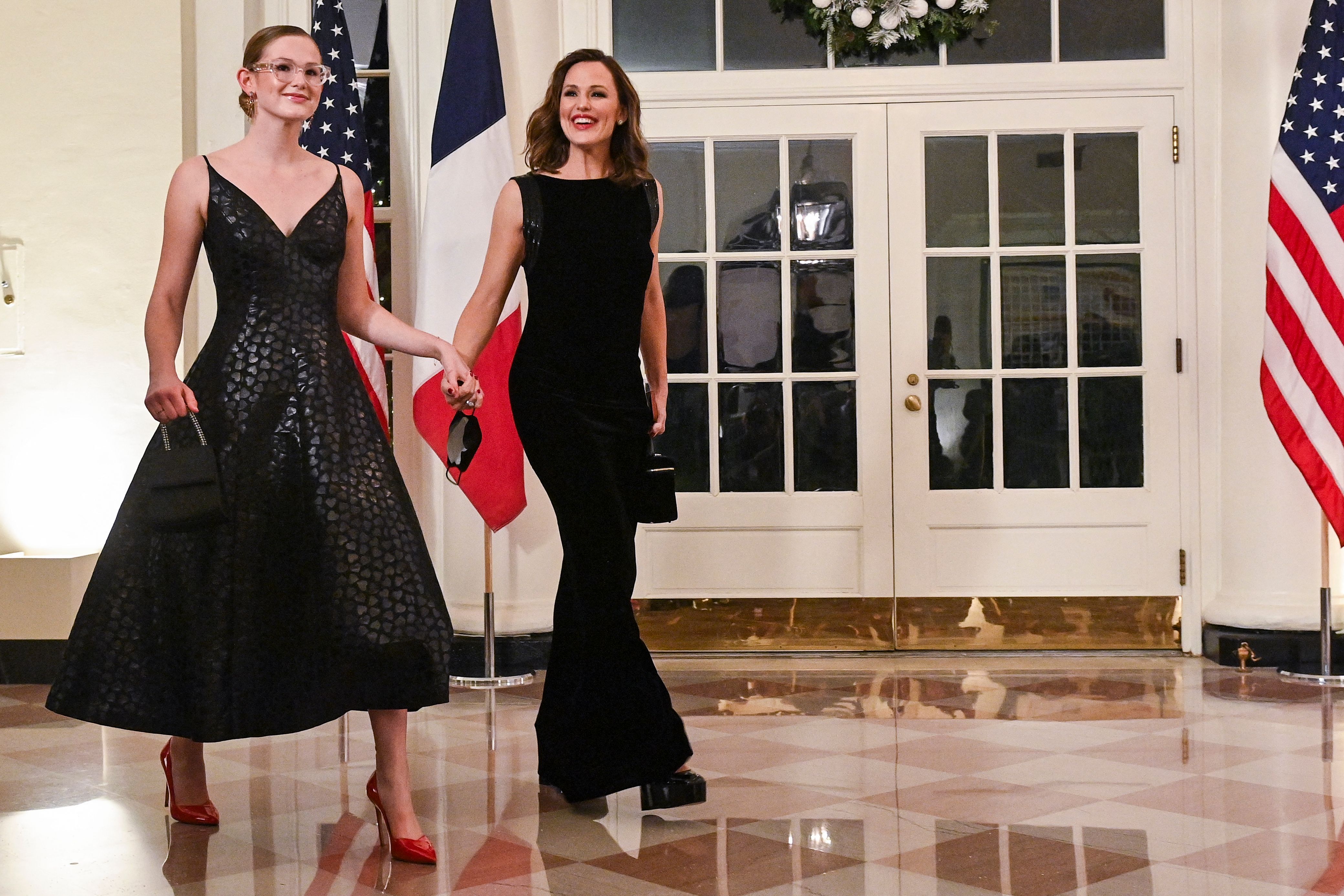 Jennifer Garner und ihre Tochter Violet Affleck in Washington, DC, am 1. Dezember 2022 | Quelle: Getty Images