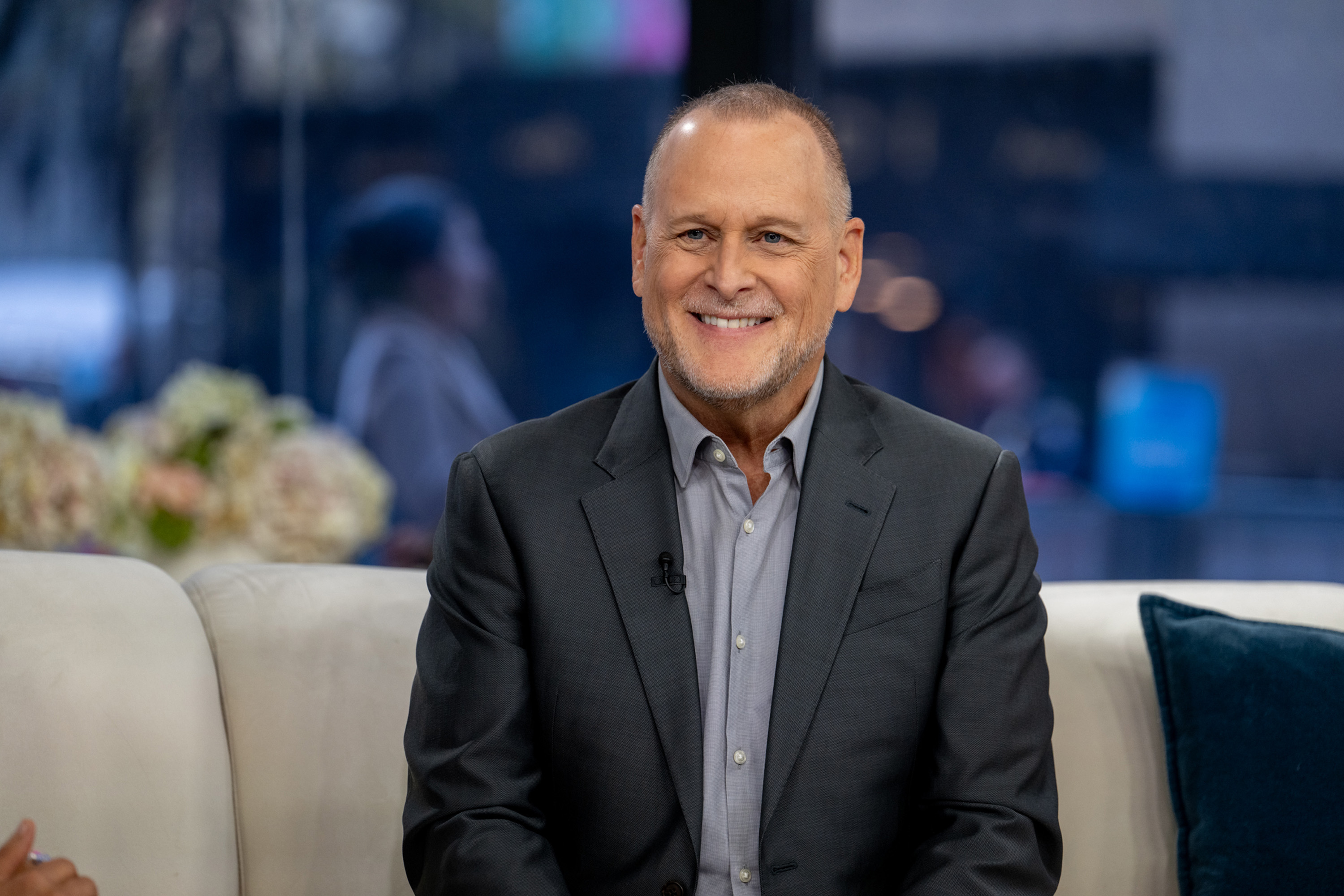 Dave Coulier hält seine Fans weiterhin auf dem Laufenden, während er sich einer der größten Herausforderungen seines Lebens stellt, nachdem er seine Krebsdiagnose bekannt gegeben hat. Außerdem hat er persönliche Meilensteine gefeiert, darunter seine Hochzeit mit Melissa Bring, an der mehrere seiner „Full House“-Kollegen an seiner Seite waren. | Quelle: Getty Images