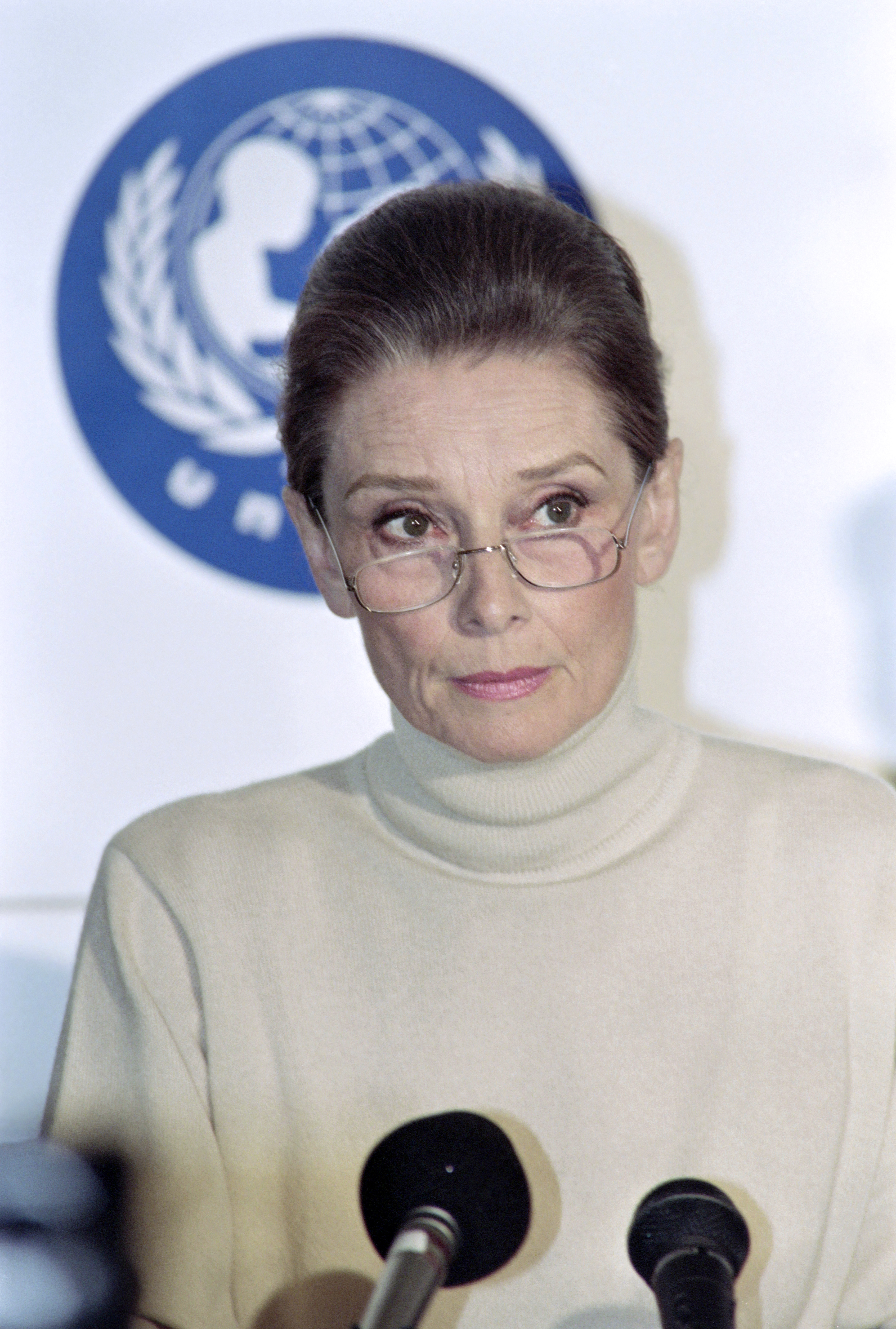 Audrey Hepburn gibt eine Pressekonferenz nach ihrer Rückkehr aus Somalia in London am 29. September 1992 | Quelle: Getty Images