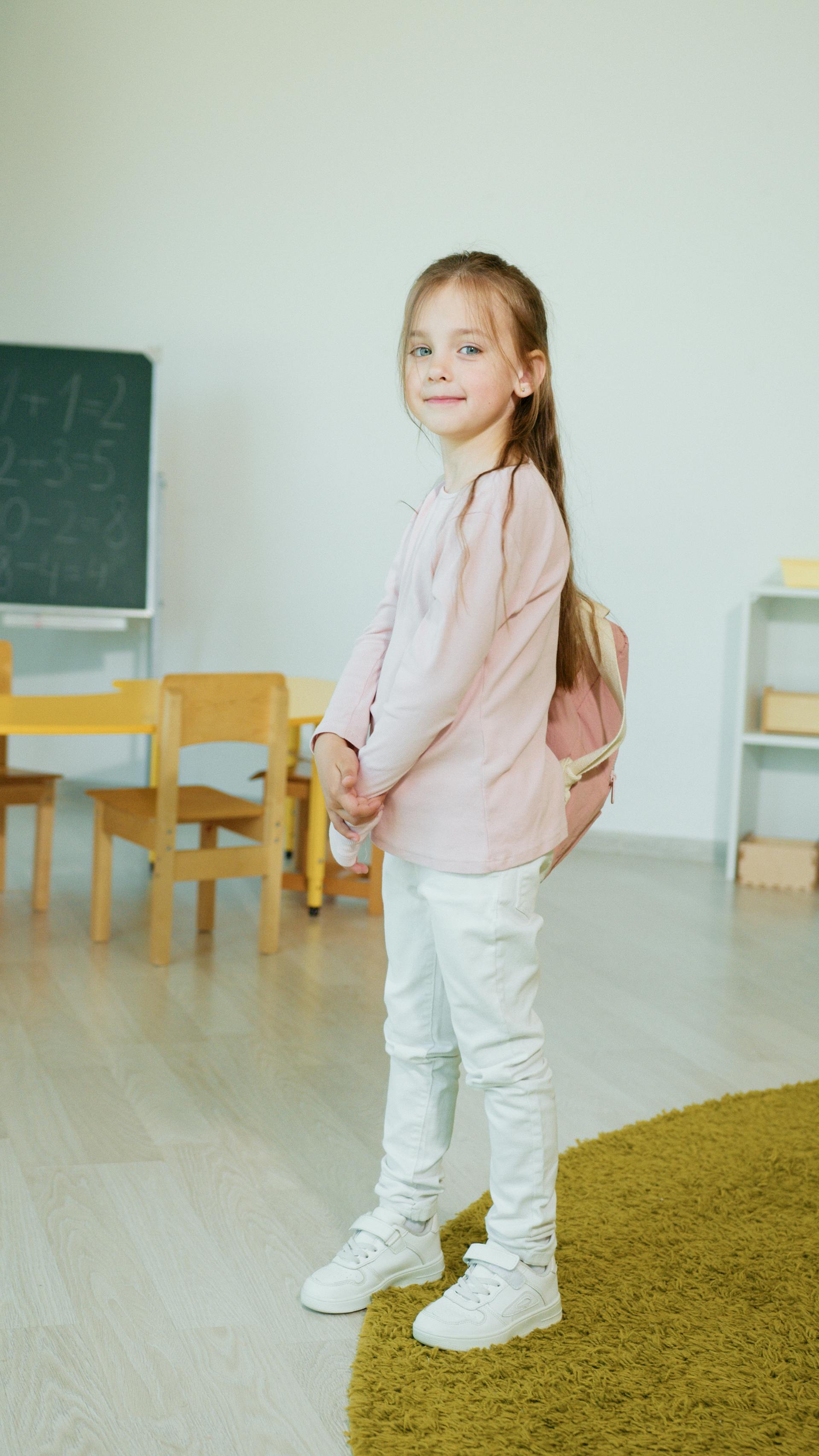 Ein junges Mädchen trägt ihren Rucksack | Quelle: Pexels